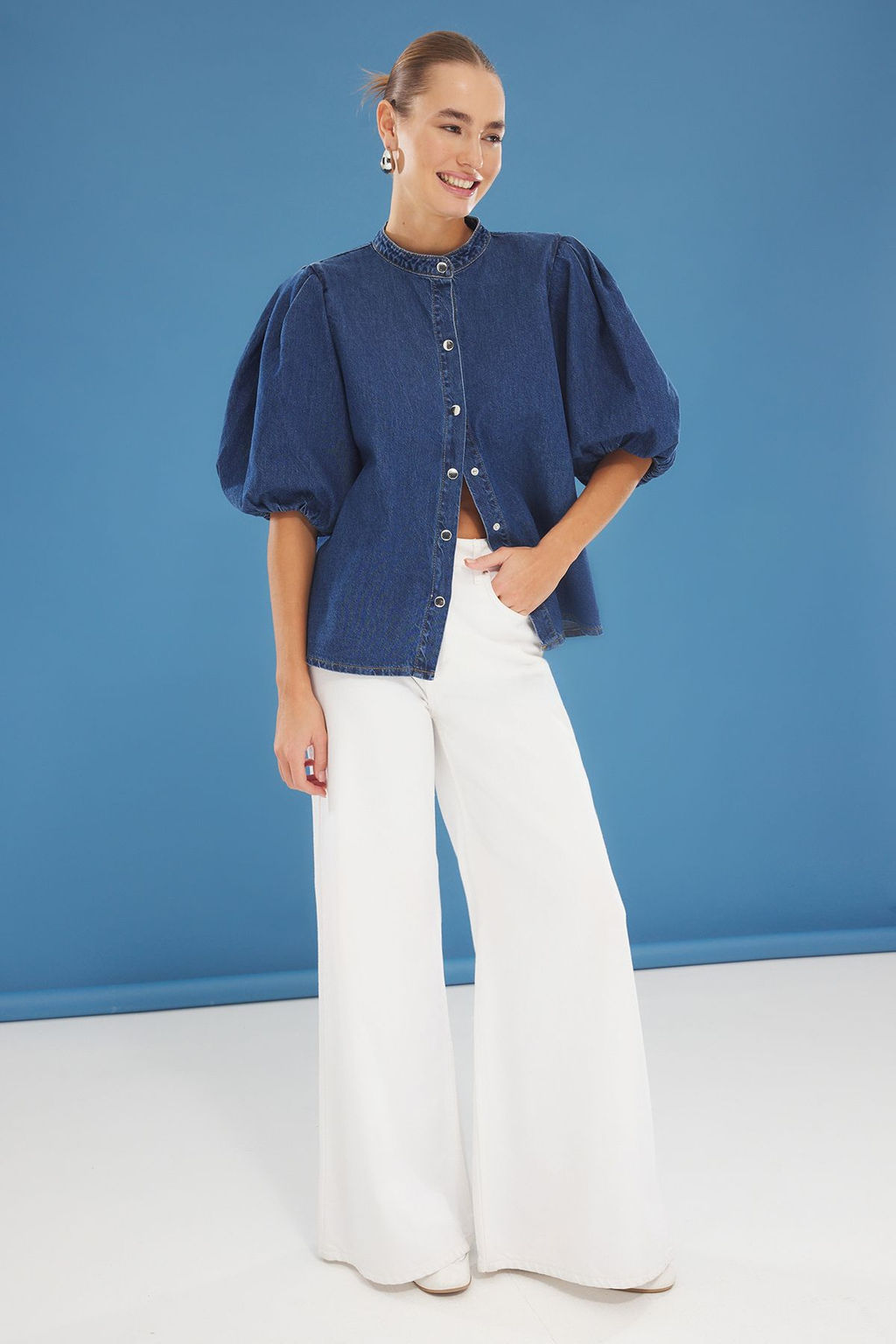 TRENDYOLMILLA Mavi Volanl? Balon Kollu Hakim Yaka Denim Gomlek TWOSS25GO00114  фото 2