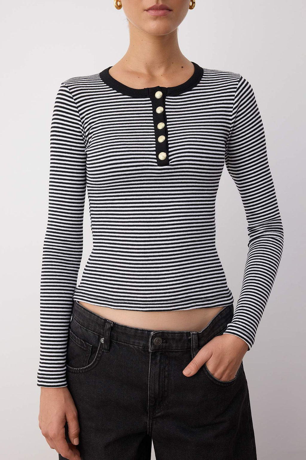 Siyah Bisiklet Yaka Dugmeli Fitted/Vucuda Oturan Esnek Fittilli Orme Bluz TWOAW26BZ00063