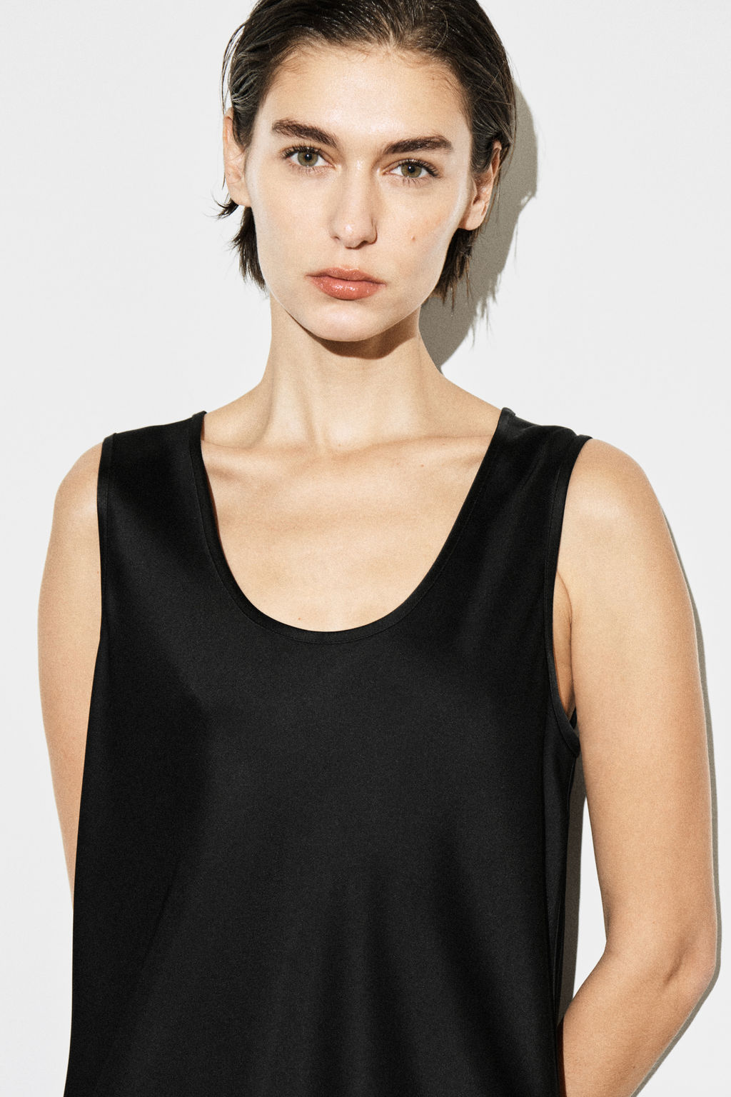 VESTIDO MIDI SATINADO CON CUELLO REDONDO - H&m фото 6