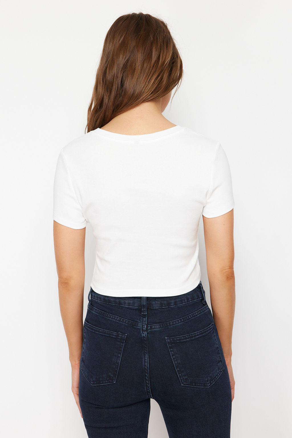 TRENDYOLMILLA Ekru %100 Pamuk Papatya&Sehir Nak?sl? Vucuda Oturan Crop Orme T-Shirt TWOSS24TS00212  фото 6