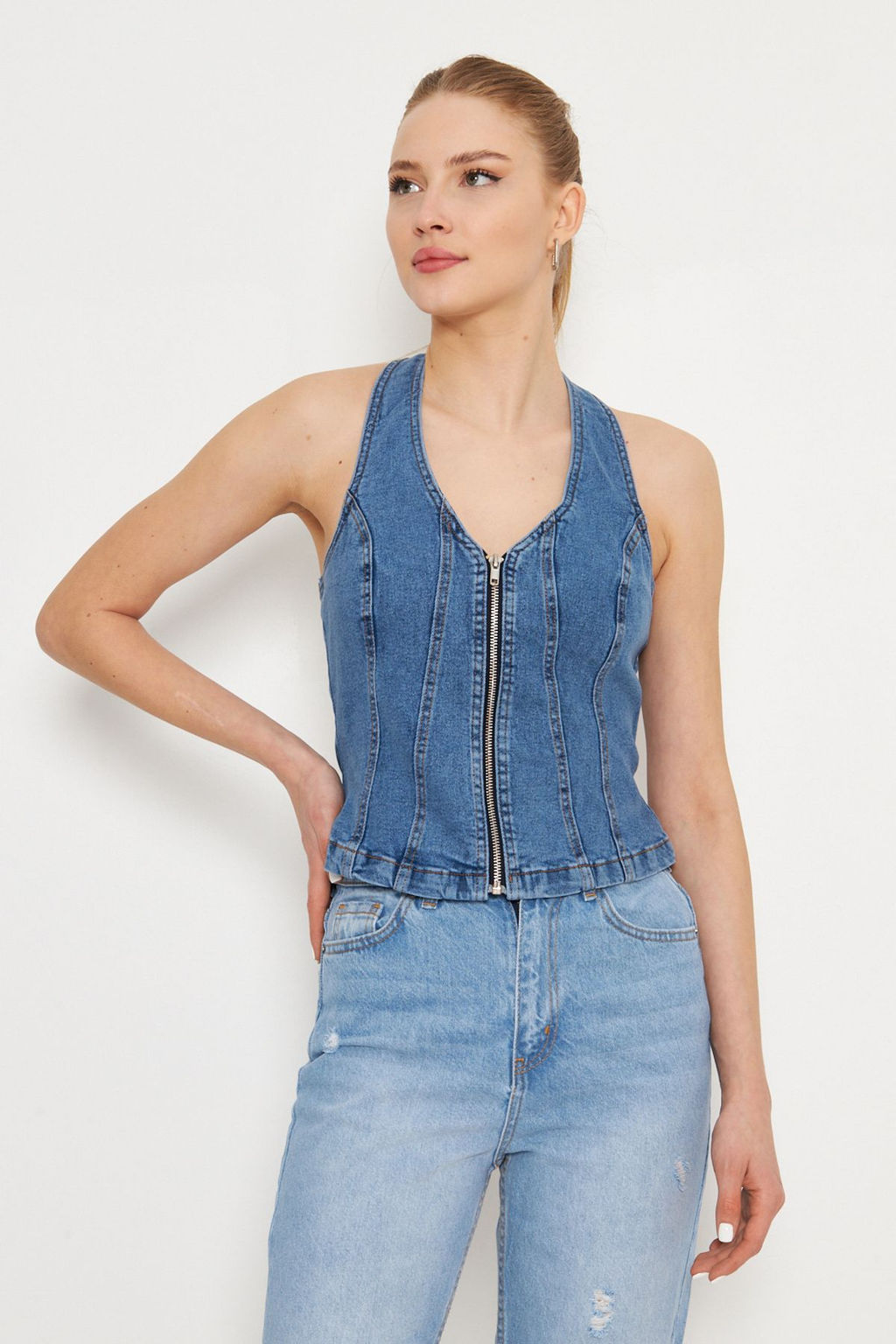 Trendyolmilla Ac?k Mavi Onu Fermuarl? Halter Yaka Fitted Denim Bluz TWOSS25BZ00068