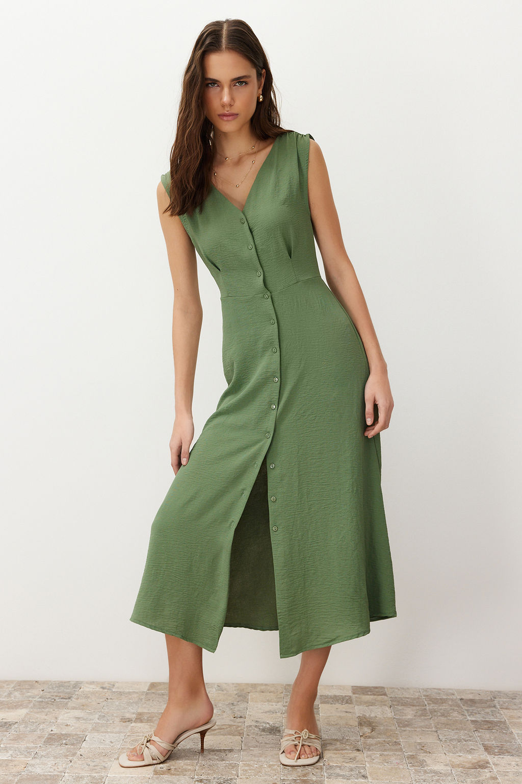 TRENDYOLMILLA Siyah Dugmeli Kolsuz Midi Dokuma Gomlek Elbise TWOSS24EL00442