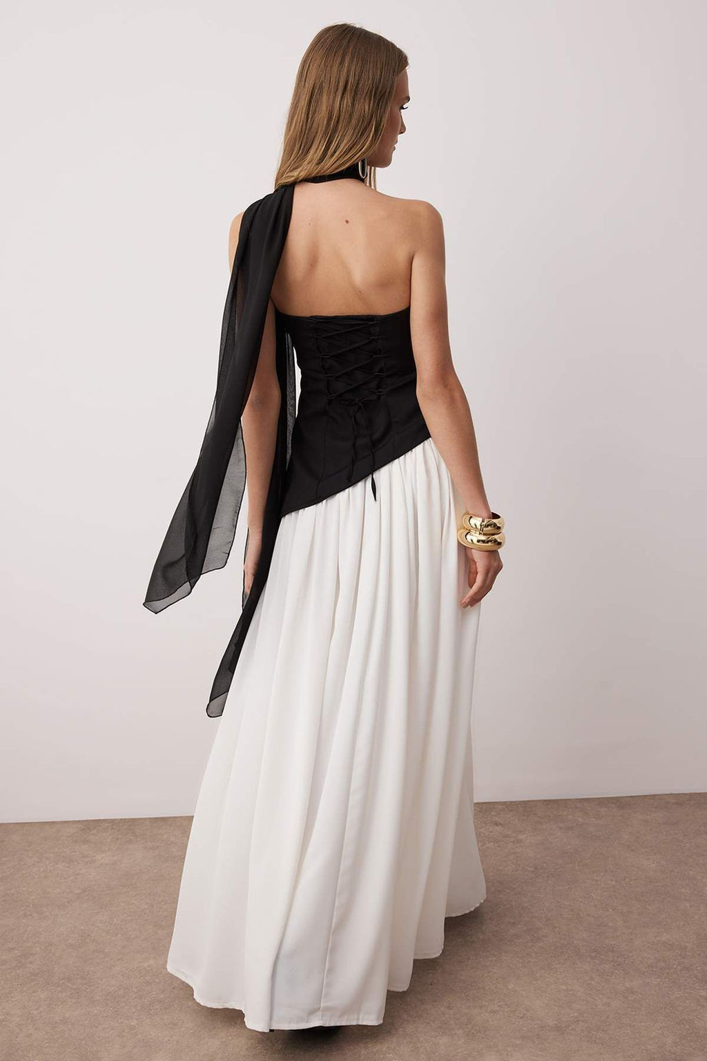 Siyah-Beyaz A Kesim SalDetayl? Maxi S?k Abiye Gece Mezuniyet Elbisesi TPRSS25EL00310 - Trendyolmilla фото 4