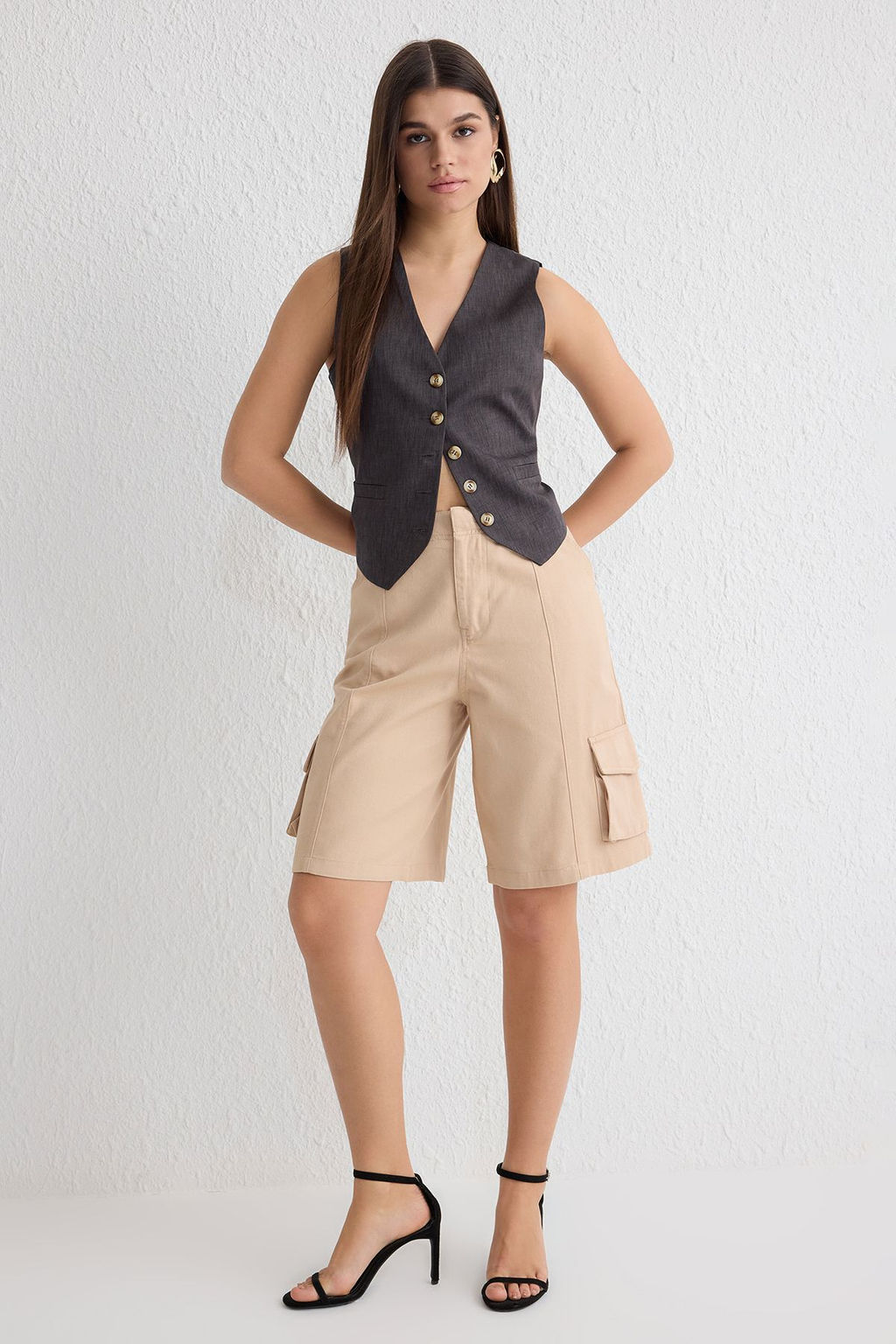 TRENDYOLMILLA Bej Yuksek Bel Kargo Cepli Bermuda Sort Dokuma Sort & Bermuda TWOSS25SR00009  фото 2