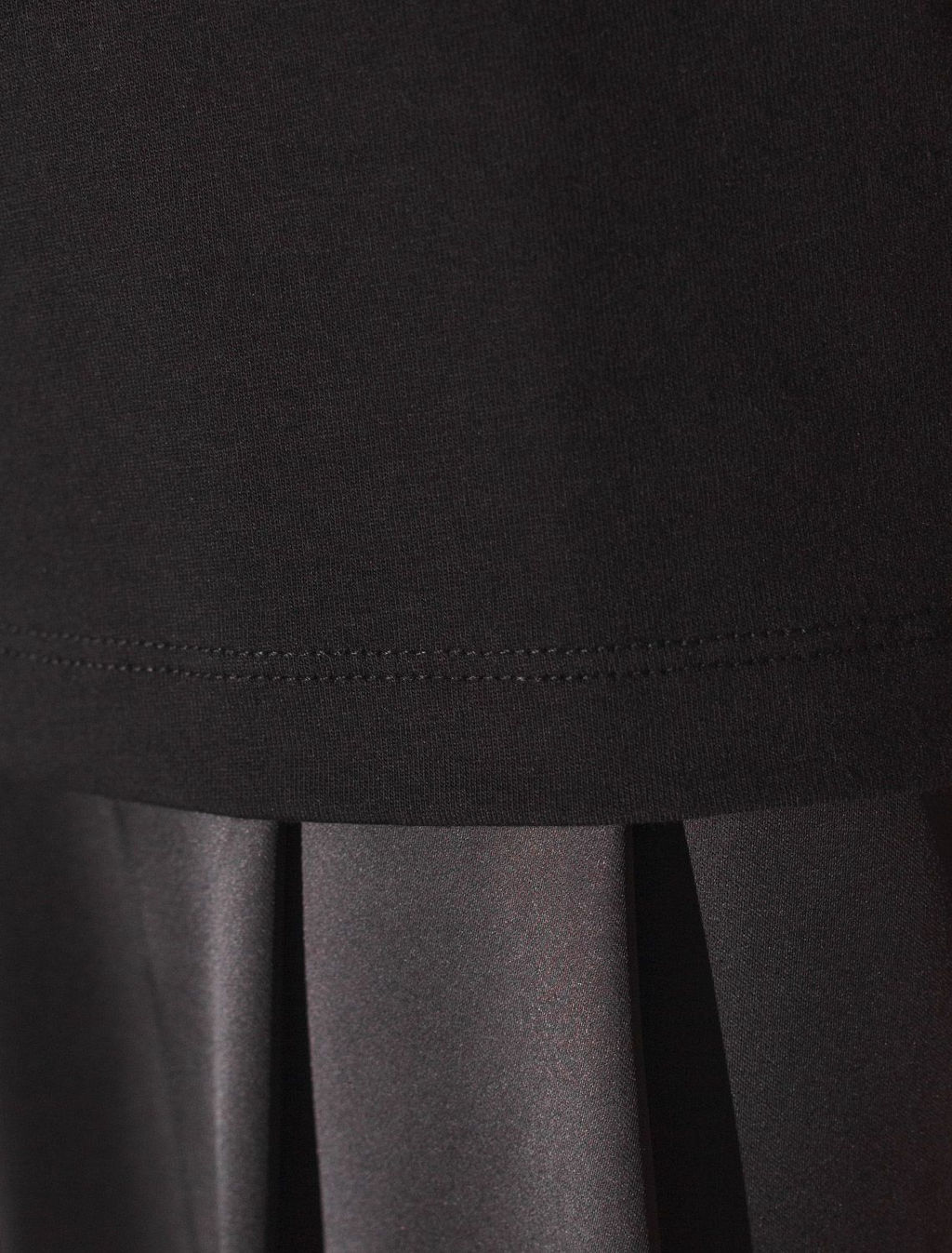 Нарядная футболка с блестящим принтом