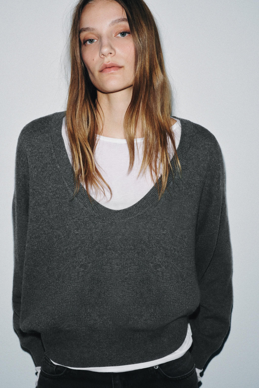 JERSEY PUNTO ESCOTE PRONUNCIADO / Gris