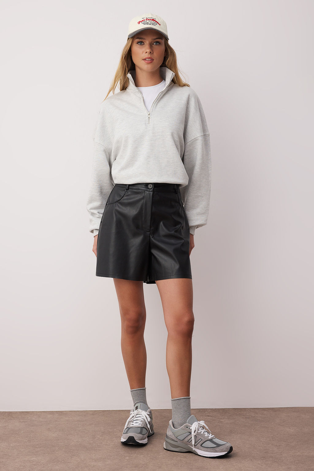 TRENDYOLMILLA Siyah Cepli Suni Deri Dokuma Sort TWOAW21SR0014