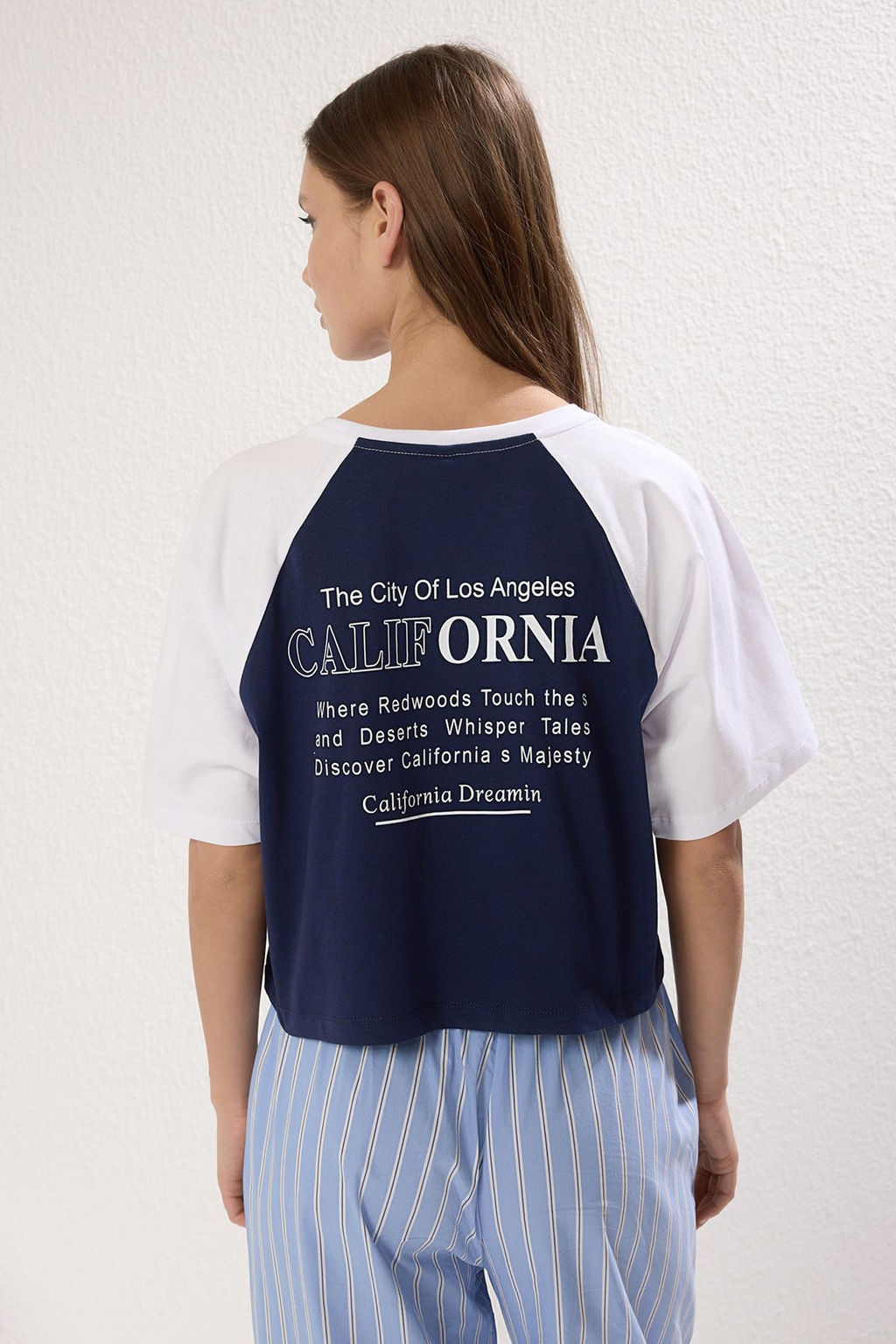 TRENDYOLMILLA Lacivert %100 Pamuk Renk Bloklu Slogan Bask?l? Relaxed/Rahat Kesim Crop Orme T-Shirt TWOSS24TS00098 фото 4