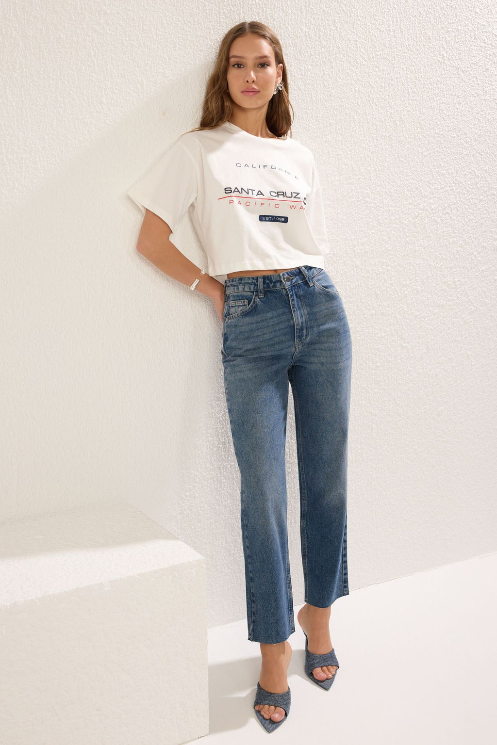 TRENDYOLMILLA Ac?k Mavi Pacas? Kesikli Yuksek Bel Straight Jeans TWOAW25JE00307  фото 7