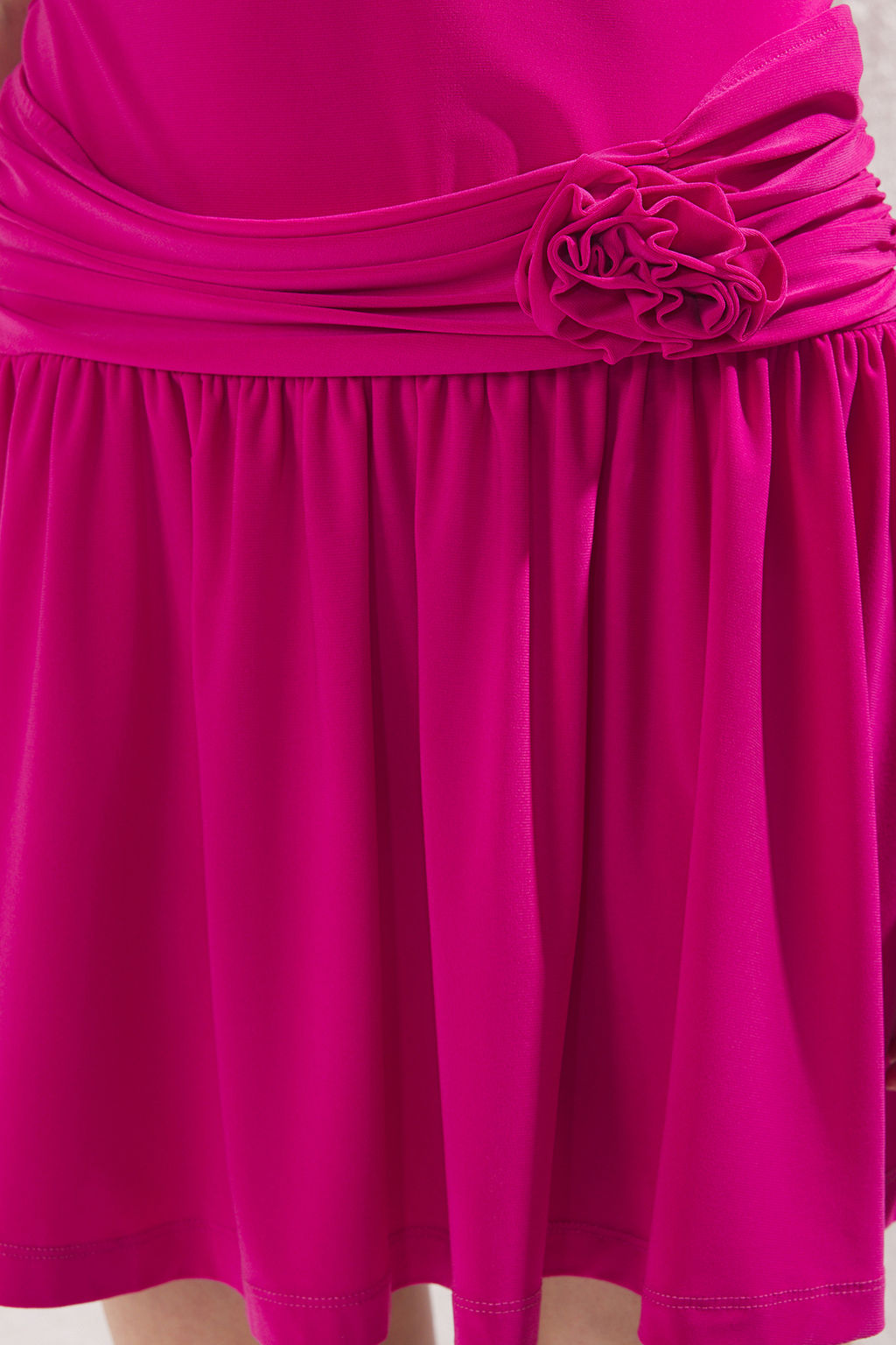 TRENDYOLMILLA Siyah Gul Aksesuar Detayl? S?rt Dekolteli S?f?r Kol Orme Esnek Mini Orme Elbise TWOSS25EL00690  фото 12