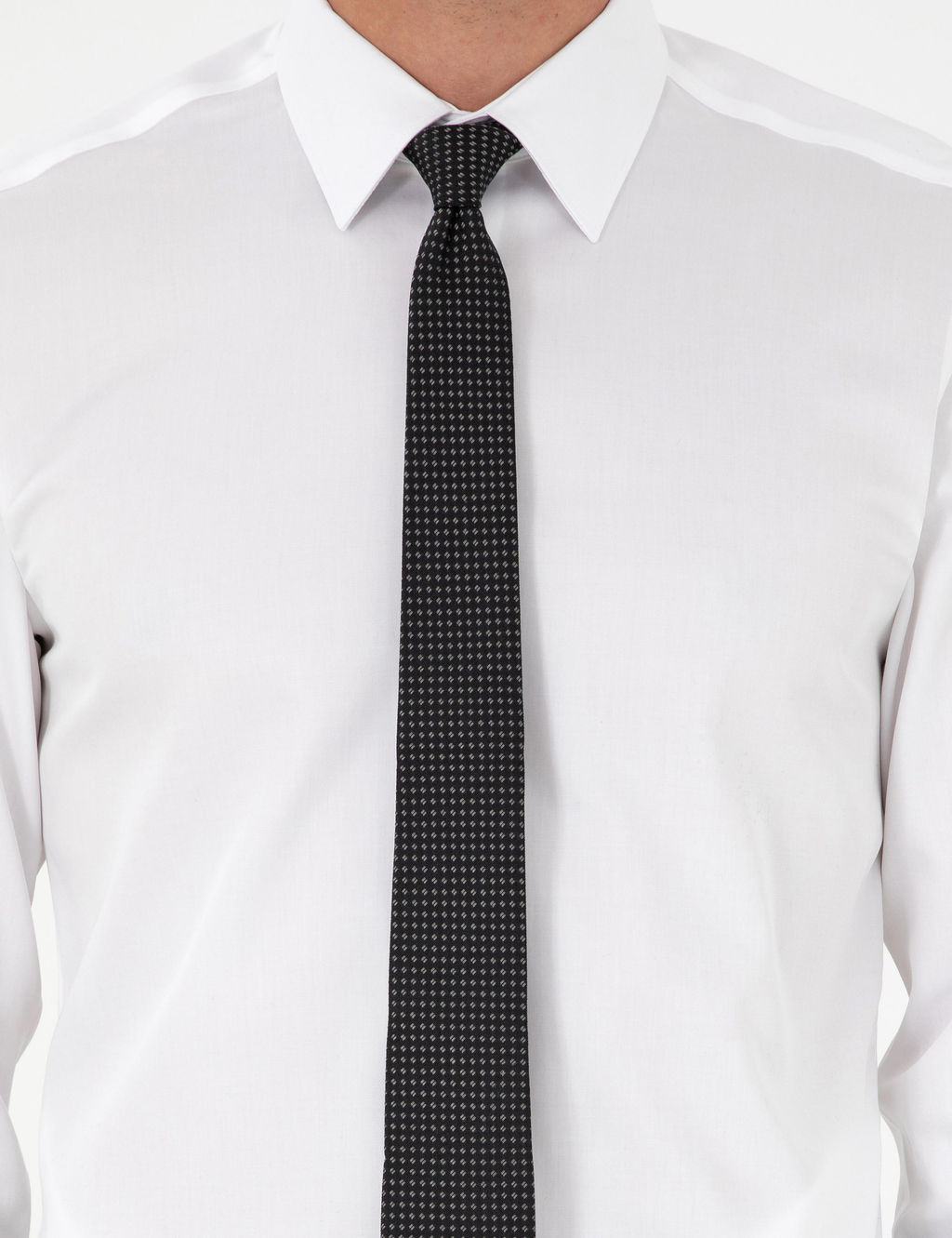 Белая приталенная рубашка с длинным рукавом