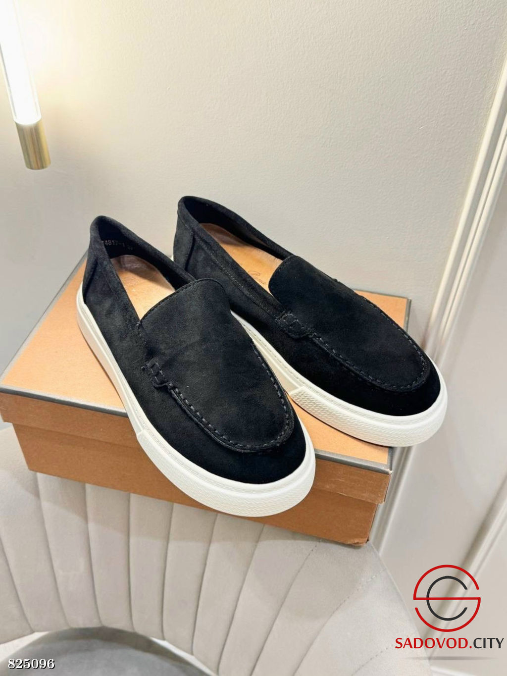 Лоферы, выполненные из замша