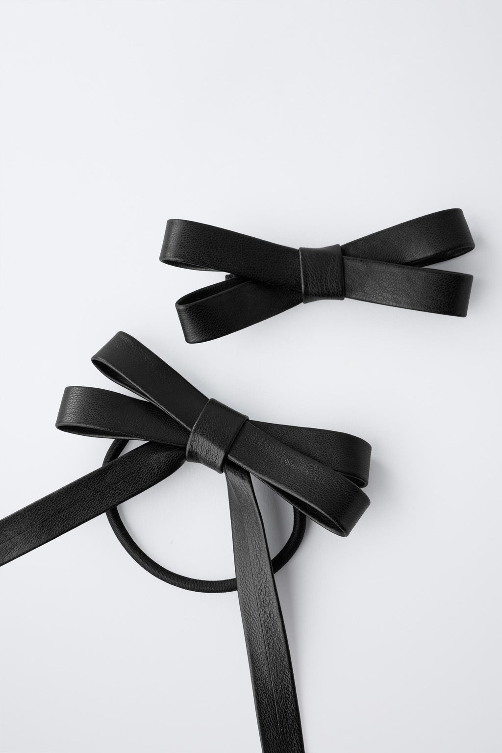 PACK OF HAIR CLIP AND LEATHER EFFECT BOW SCRUNCHIE - Zara фото 3