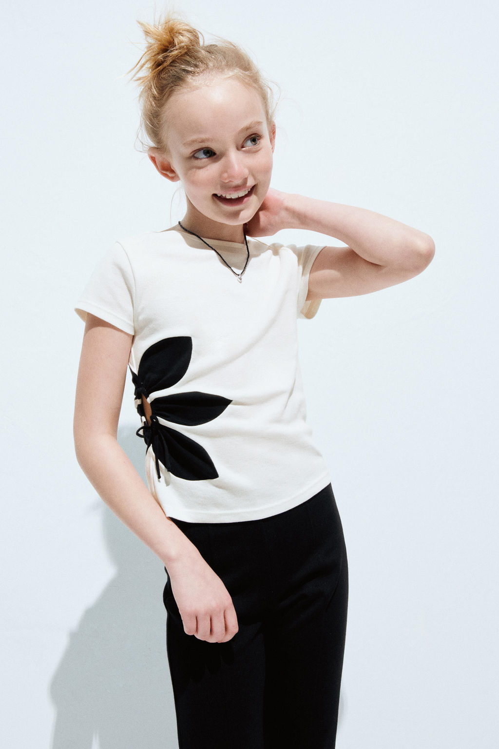 CAMISETA CUT OUT FLOR / Crudo