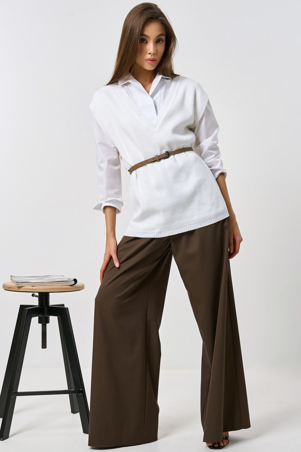 Жилет вязаный оверсайз с разрезами по бокам белый