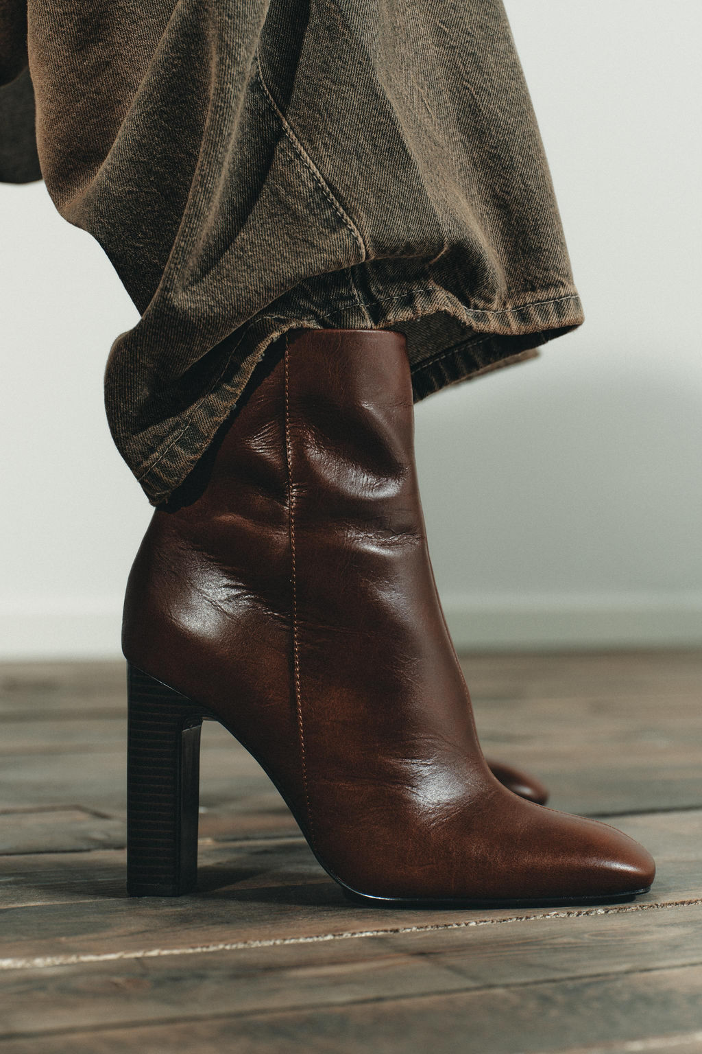 LEATHER WIDE HEEL ANKLE BOOTS - Zara фото 2