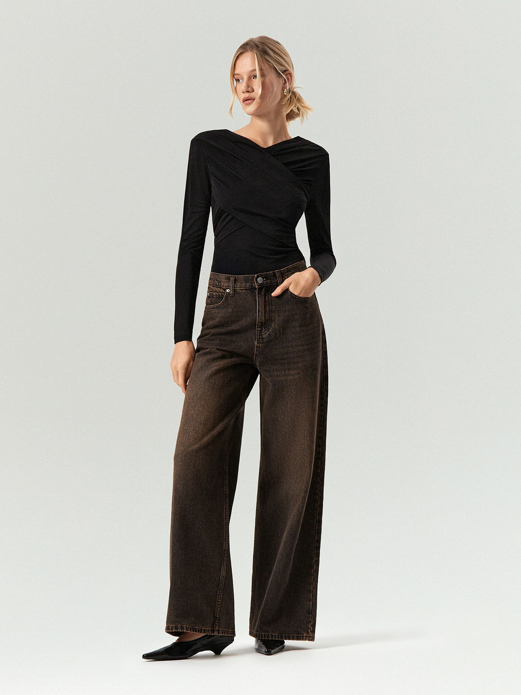 Лонгслив Emka с драпировкой и подплечниками вискоза черный  фото 3