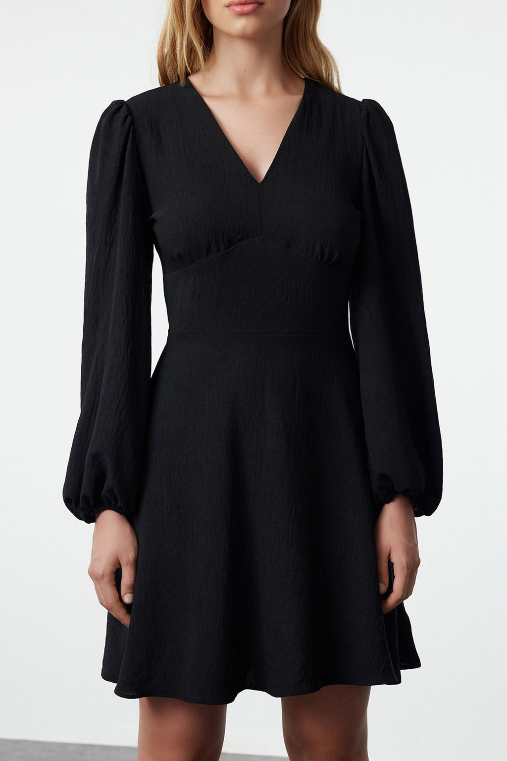 TRENDYOLMILLA Siyah A Kesim Balon Kol Detayl? V Yaka Mini Dokuma Elbise TWOAW25EL00270  фото 9