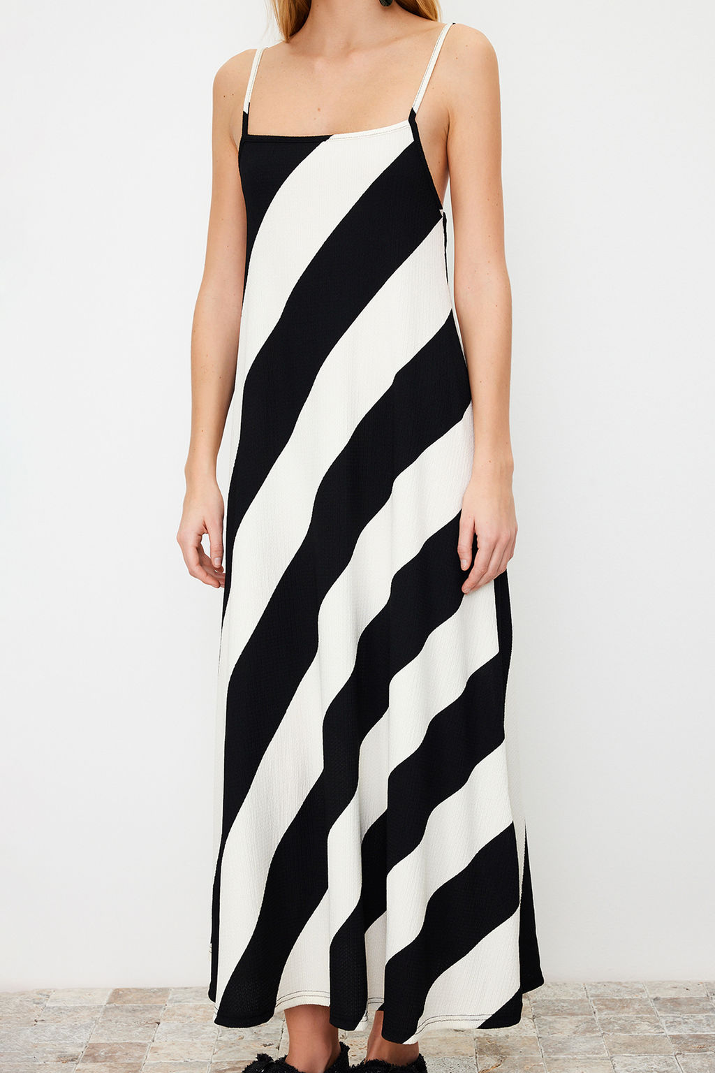 Siyah Bask?l? Ayarlanabilir Ask?l? A-Line Burumcuk/Dokulu Orme Maxi Elbise TWOSS24EL00060