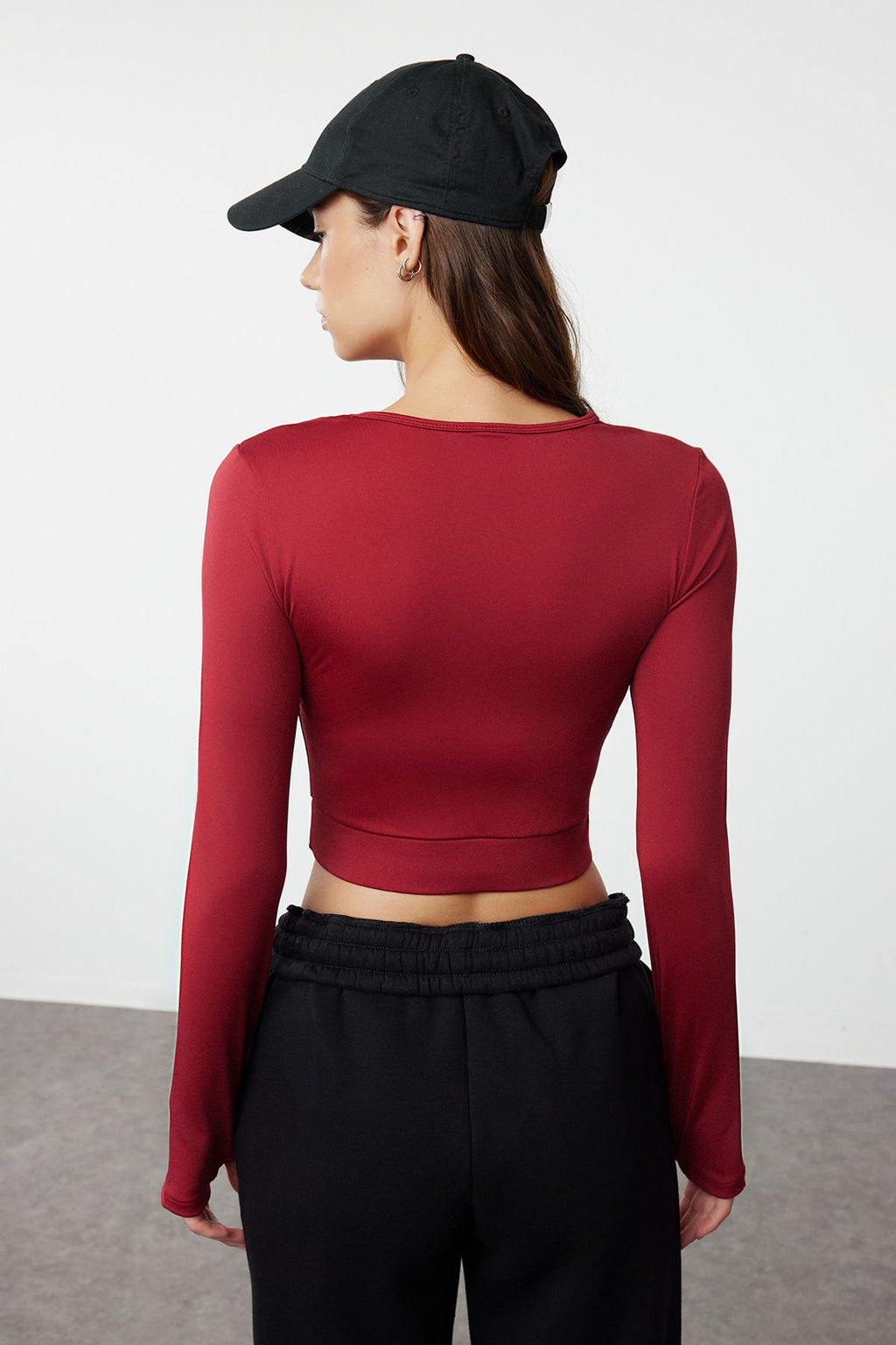 Trendyolmilla Tas Crop Pencere/Cut Out ve Bas Parmak Delik Detayl? Orme Spor Ust/Bluz TWOAW22BZ0481  фото 5