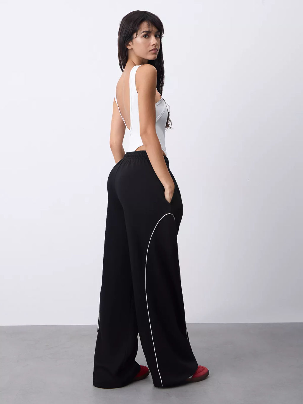 Спортивные брюки с декоративными кантами