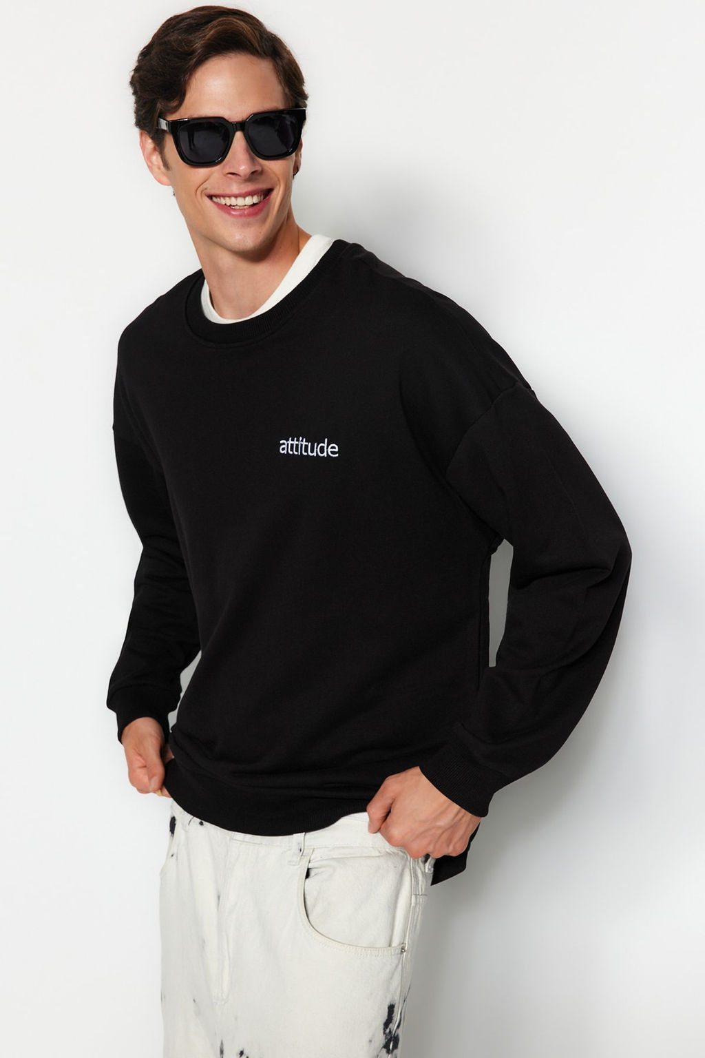 Siyah Premium Bisiklet Yaka Oversize/Genis Kesim Yaz? Nak?sl? Sardonsuz Sweatshirt TMNAW24SW00039