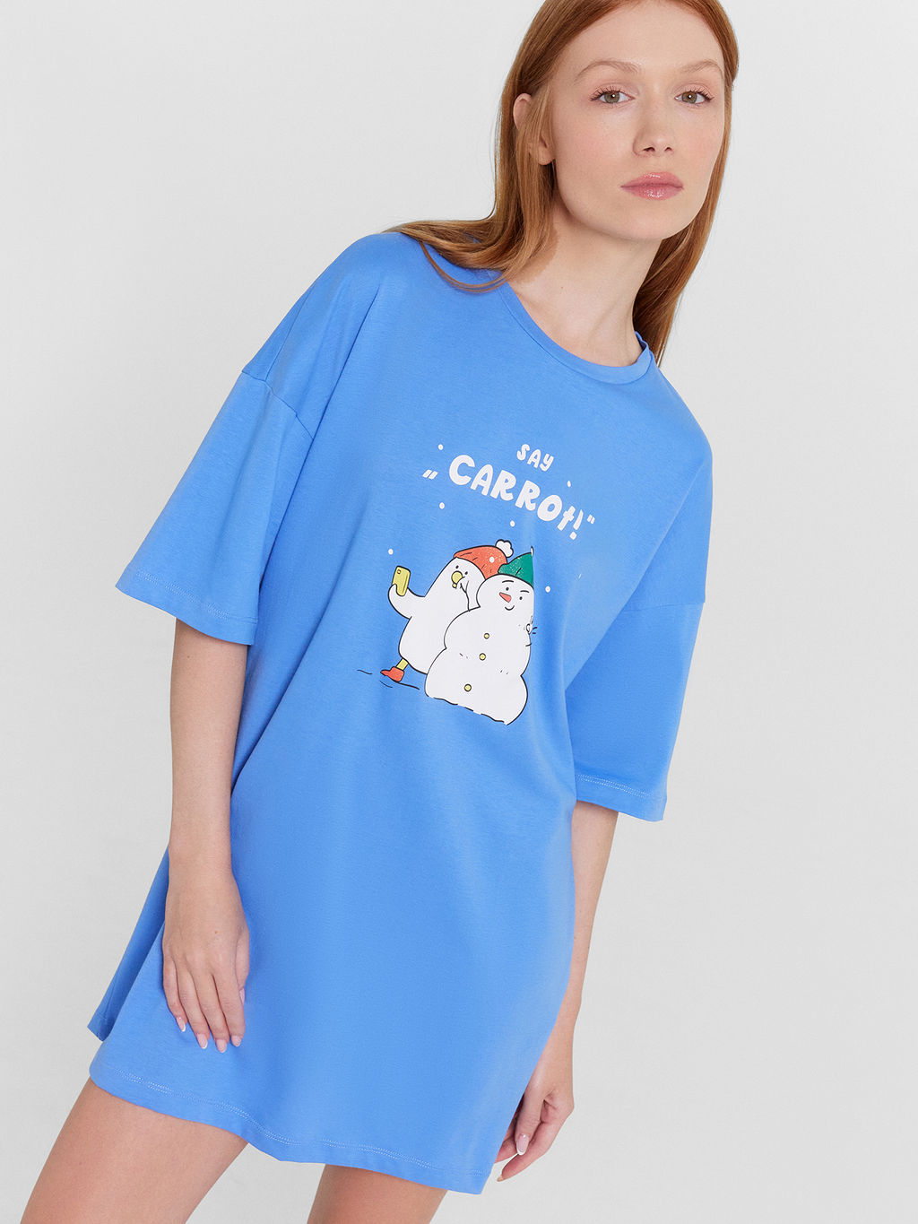 Туника женская домашняя голубая с принтом и надписью Say carrot! азур +печать1 512079 - Mark formelle фото 2