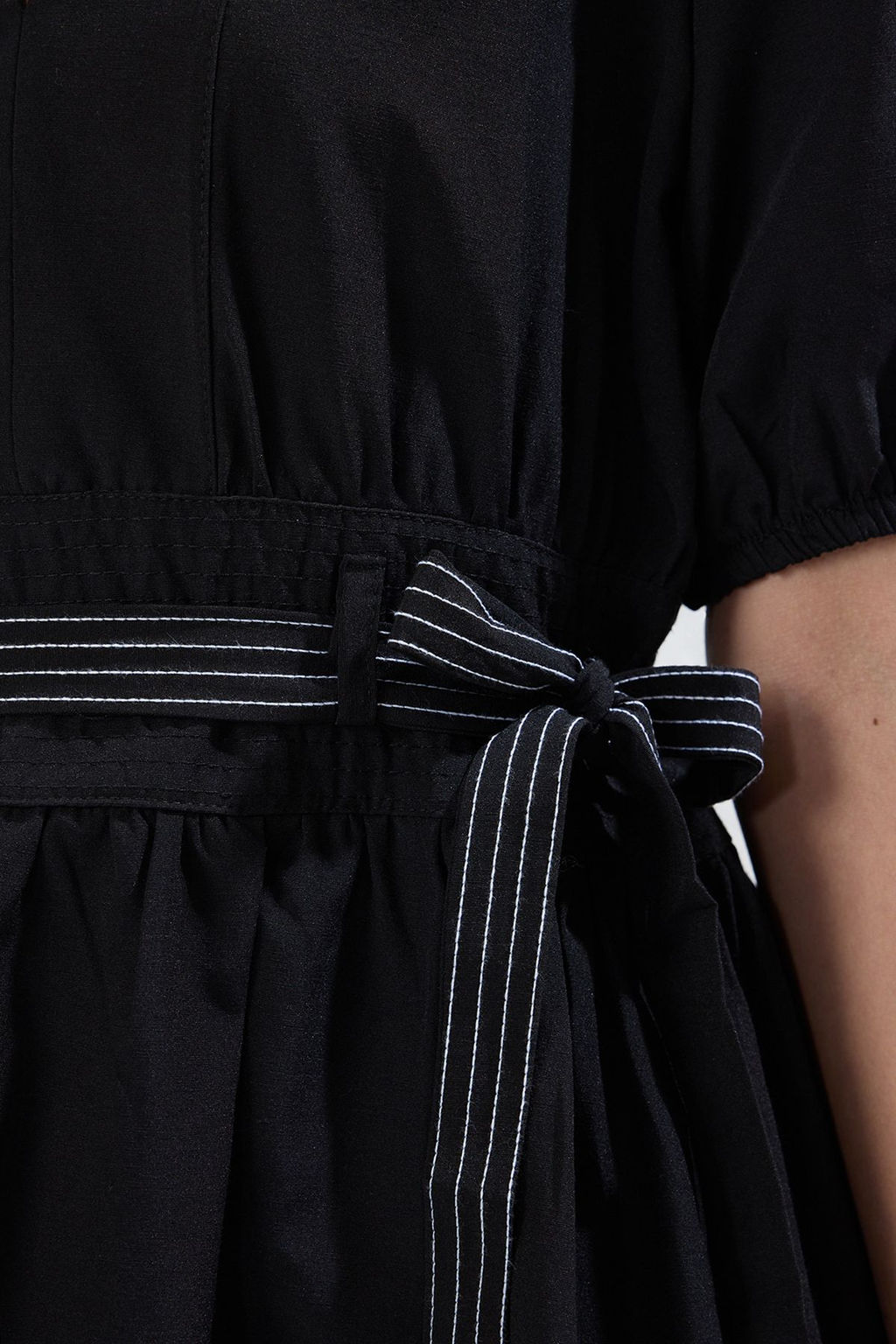 TRENDYOLMILLA Siyah Kemerli ve Fermuarl? Duz Mini Dokuma Elbise TWOSS25EL00429 фото 3