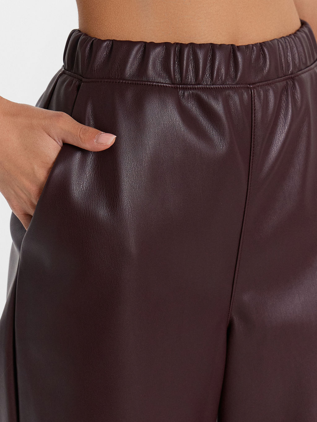 Брюки женские винно-красные из экокожи
