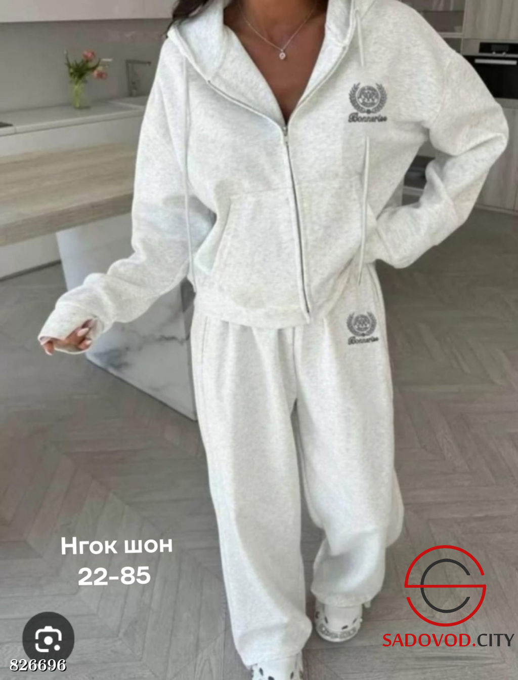 Спортивный женский костюм