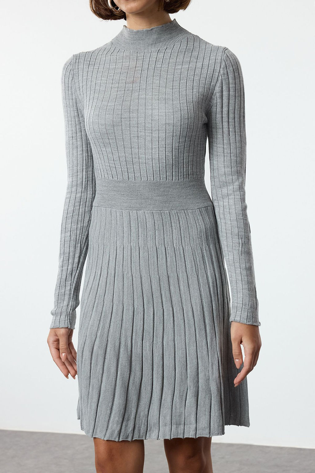 Gri Mini Triko F?rf?rl? Dik Yaka Elbise TWOAW25EL00047 - Trendyolmilla фото 4