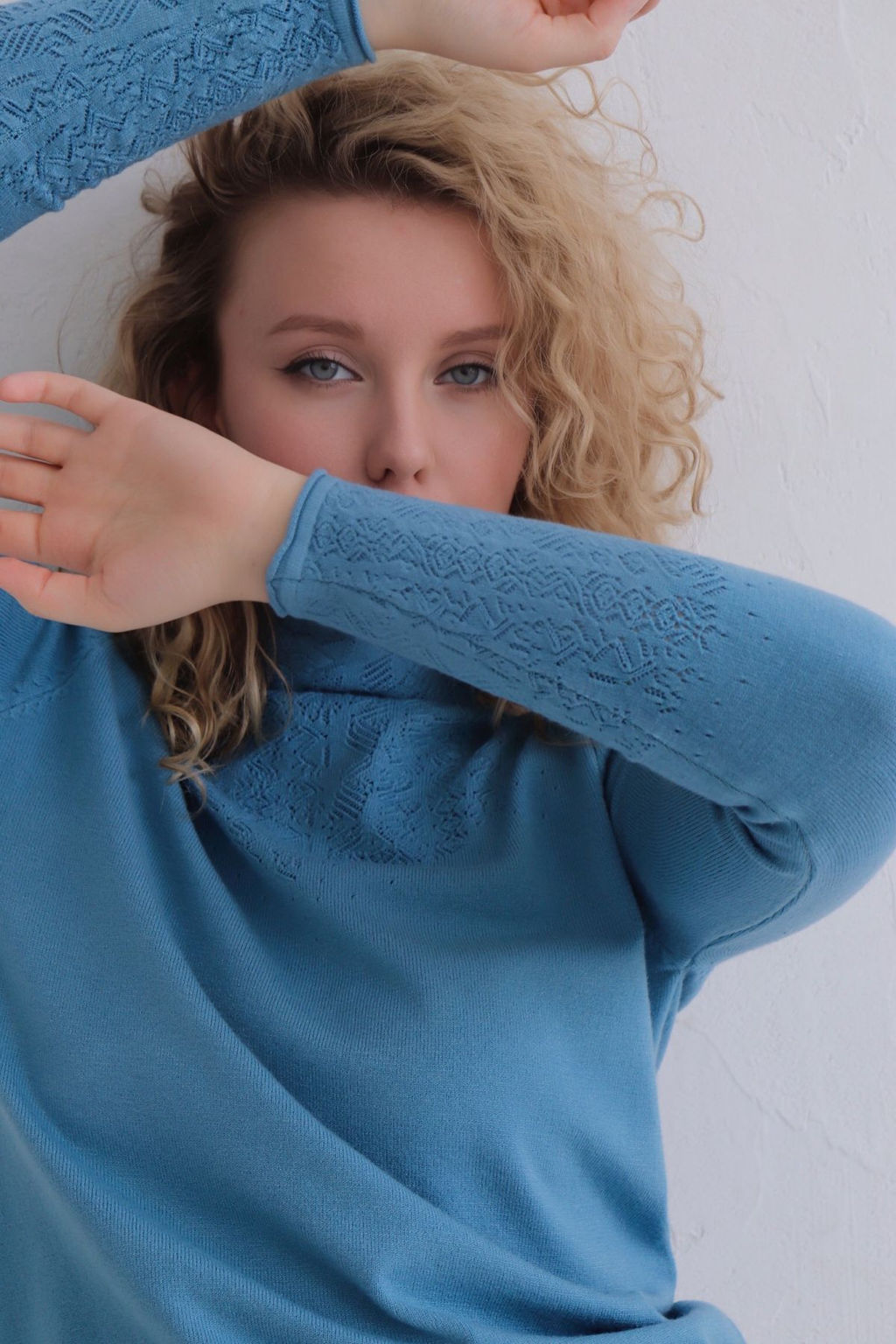 12203 Свитер с ажурной кокеткой голубой - Martichelli фото 3