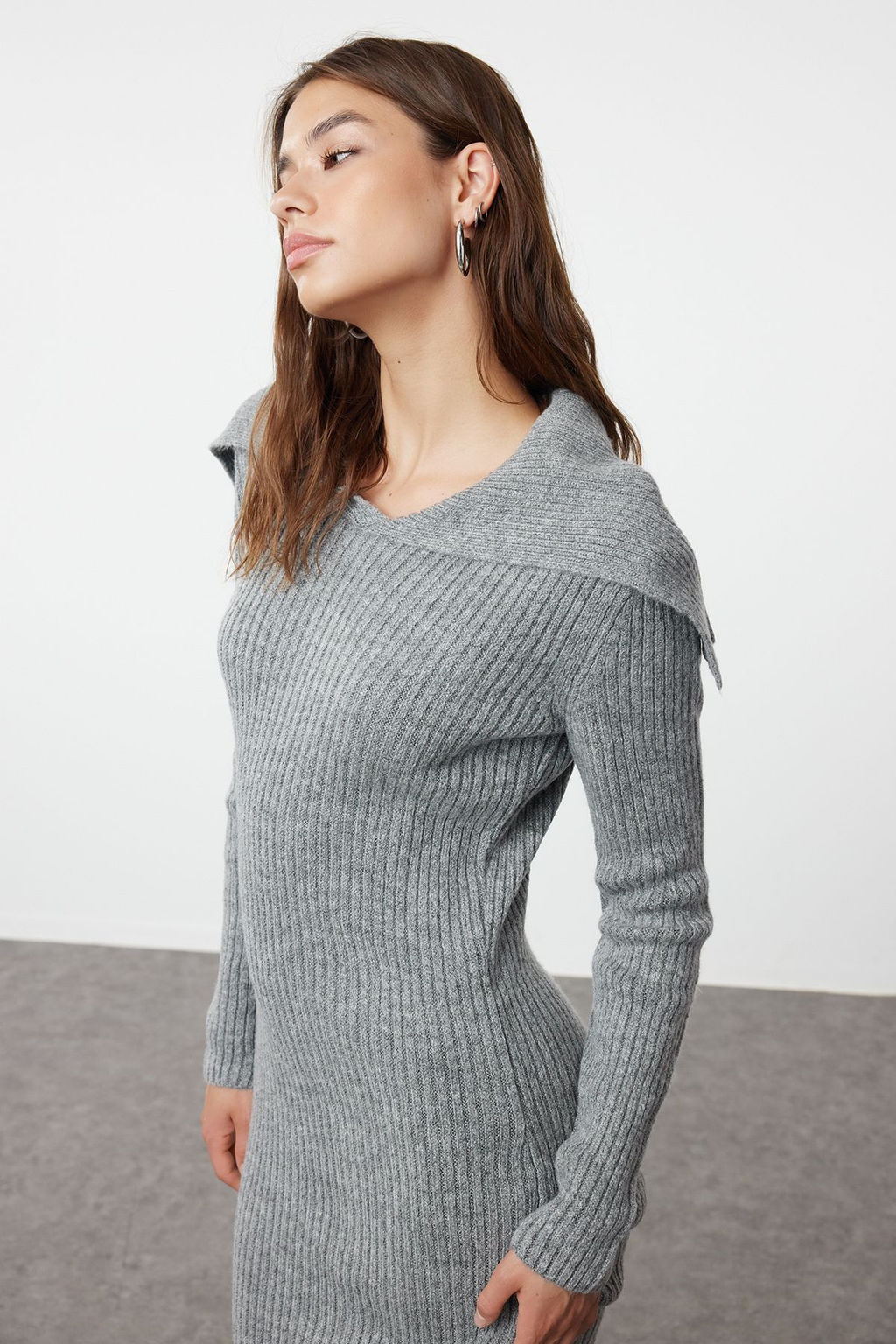 TRENDYOLMILLA Antrasit Midi Triko Yumusak Dokulu Devrik Yaka Elbise TWOAW25EL00016  фото 2