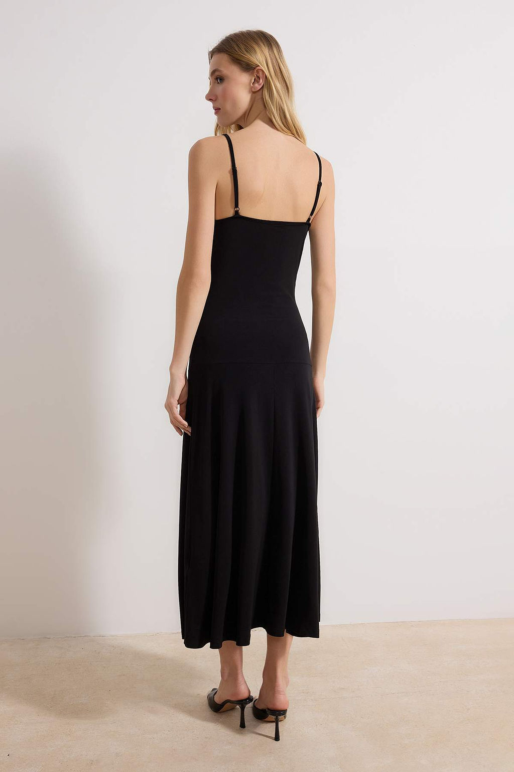 Siyah A-Kesim/Can Form Havuz Yaka Ince Ask?l? Kolsuz Maxi Esnek Orme Elbise TWOSS26EL00010