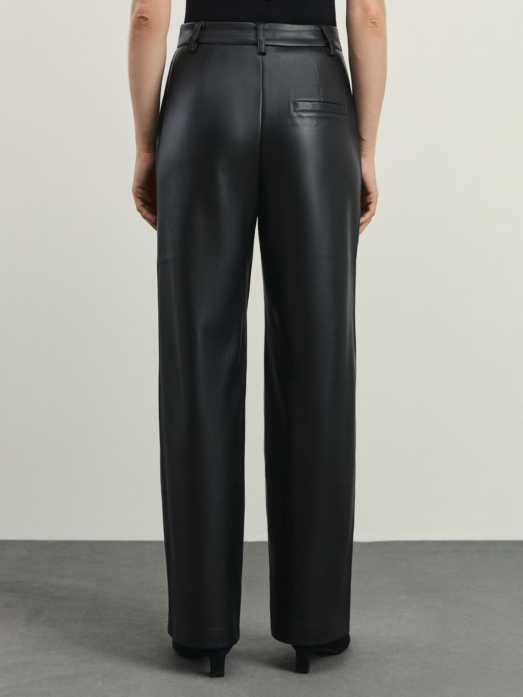 Брюки из искусственной кожи прямого кроя / Zarina  фото 4