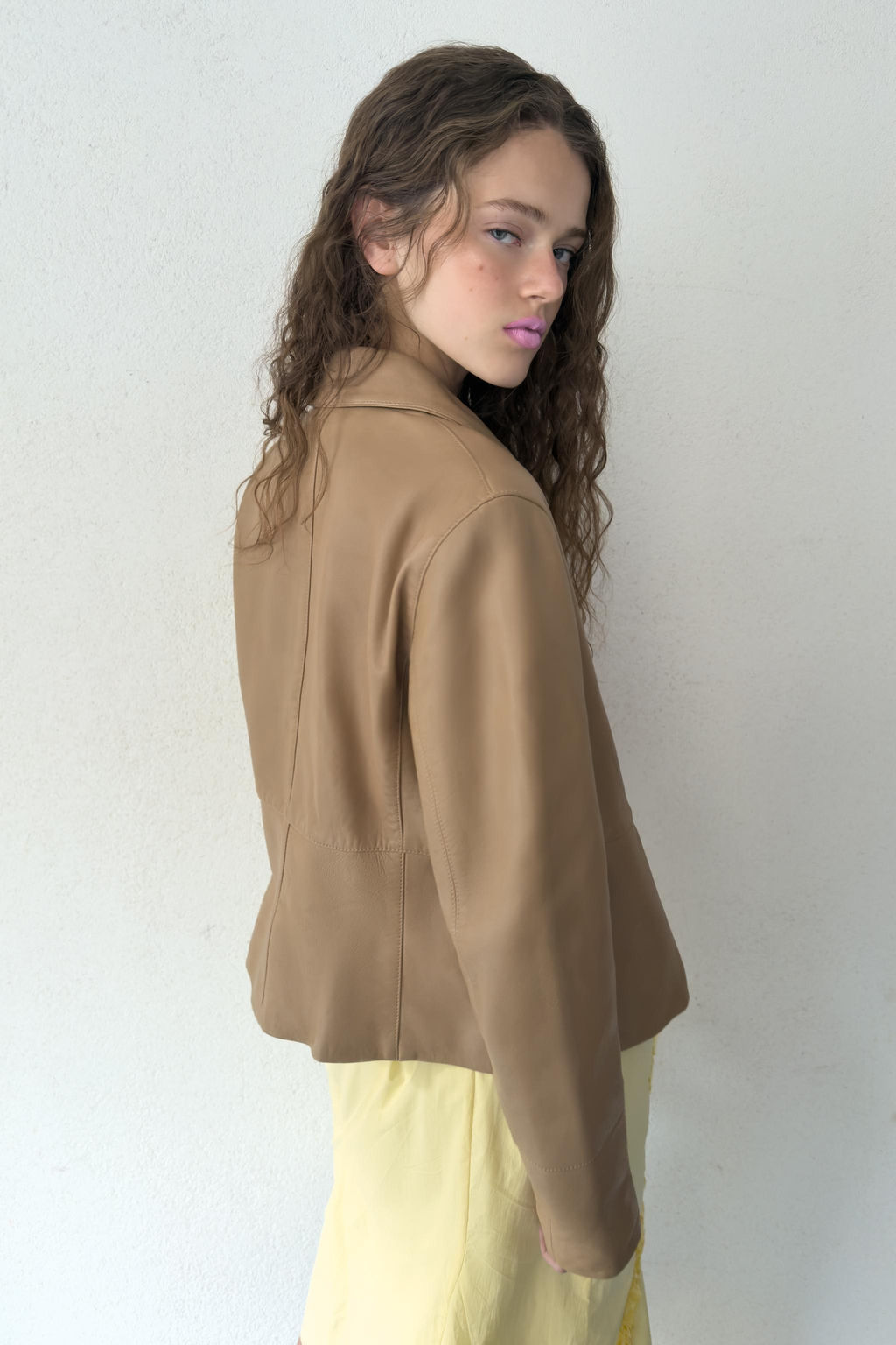 BLAZER ENTALLADA PIEL 100% / Piedra - Zara фото 12