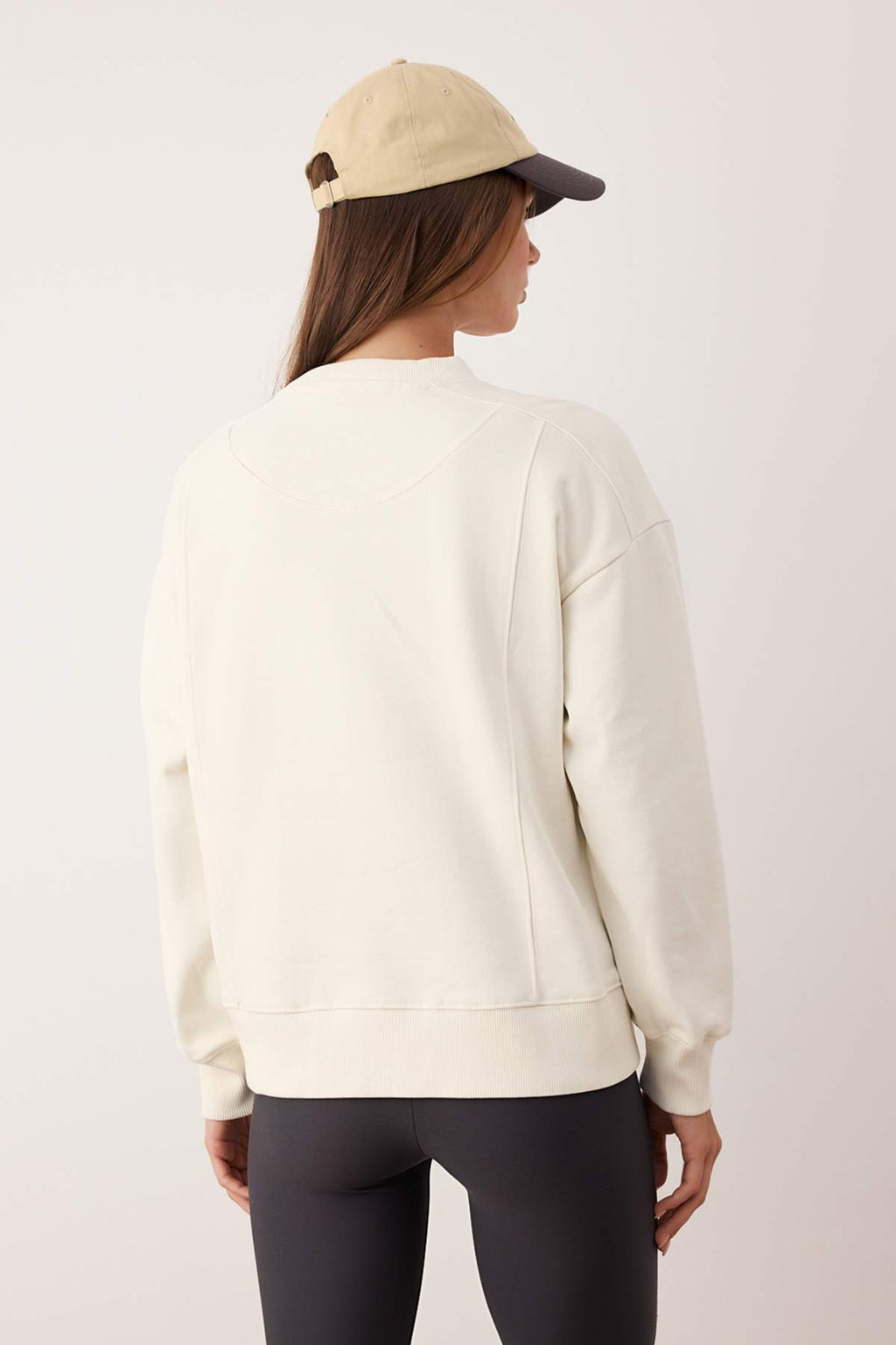 Ekru Premium Oversize/Genis Kal?p Dikis Detay? Kal?n Ici Polarl? Orme Sweatshirt TWOAW26SW00204