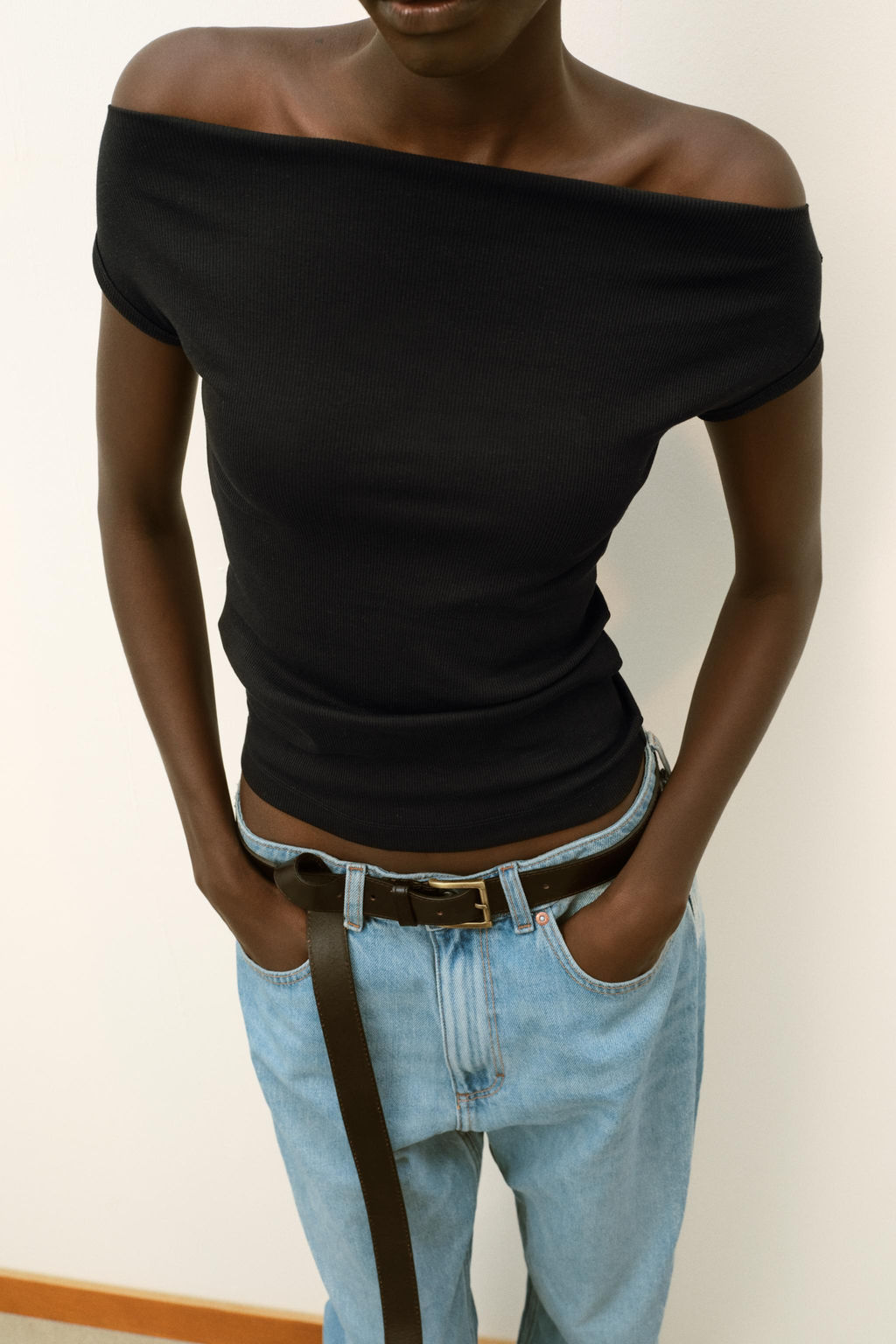 CAMISETA CUELLO BARCO / Negro - Zara фото 4