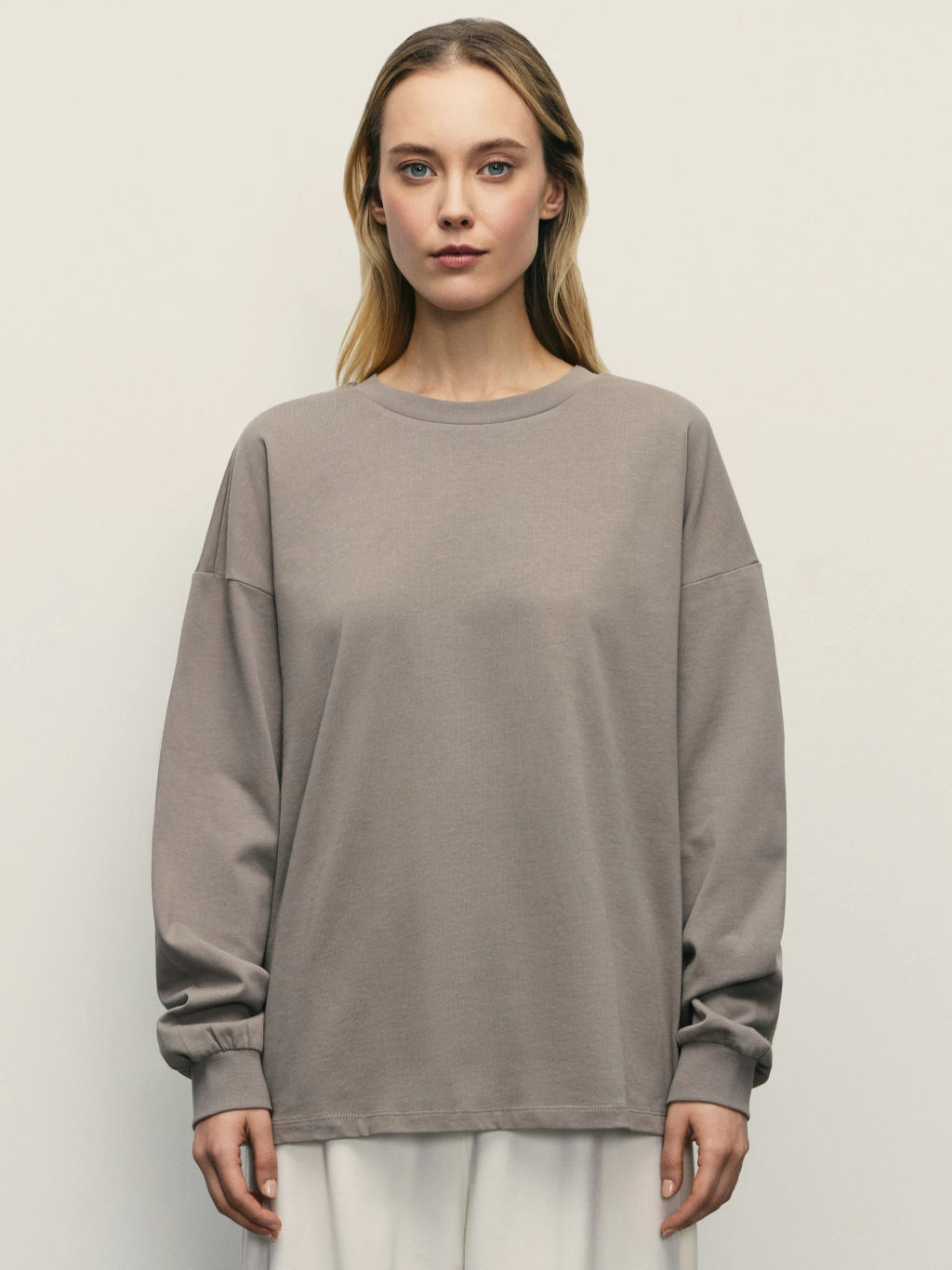 Лонгслив оверсайз с манжетами и принтом на рукаве / Zarina  фото 4