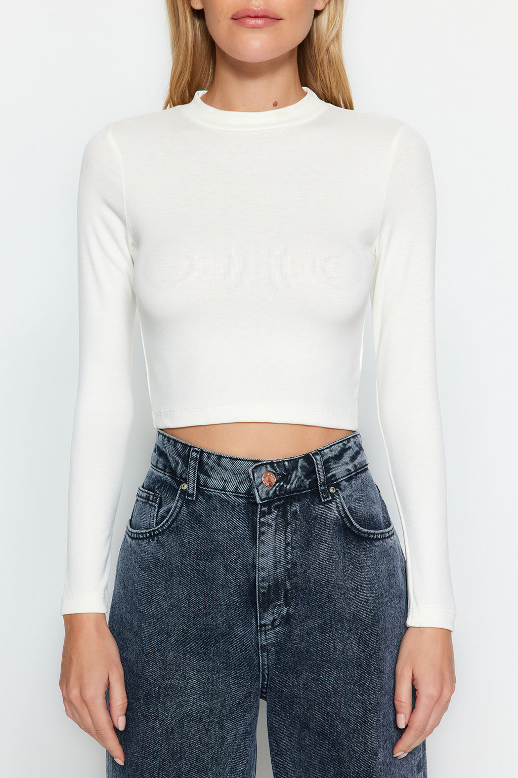 Trendyolmilla Ekru Premium Yumask Kumasl? Fitted/Vucuda Oturan Crop Esnek Orme Bluz TWOAW24BZ00433