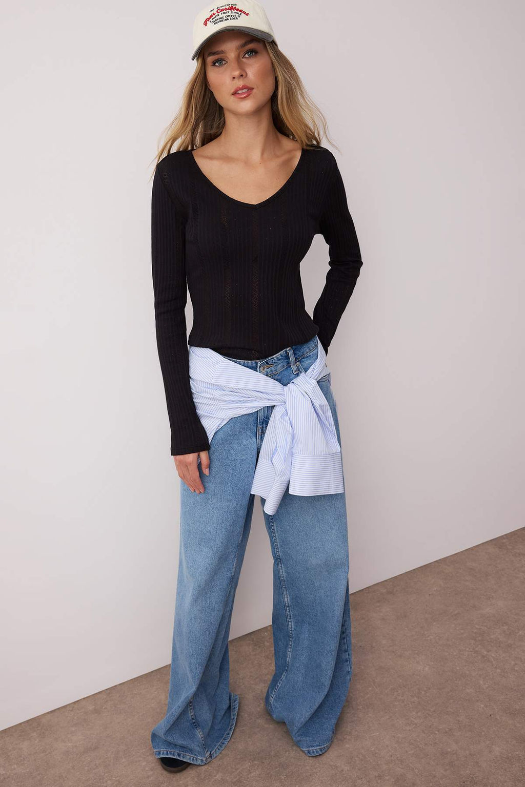 Siyah Fitted/Vucuda Oturan Pointel V Yaka Vucuda Oturan Esnek Orme Bluz TWOAW26BZ00004