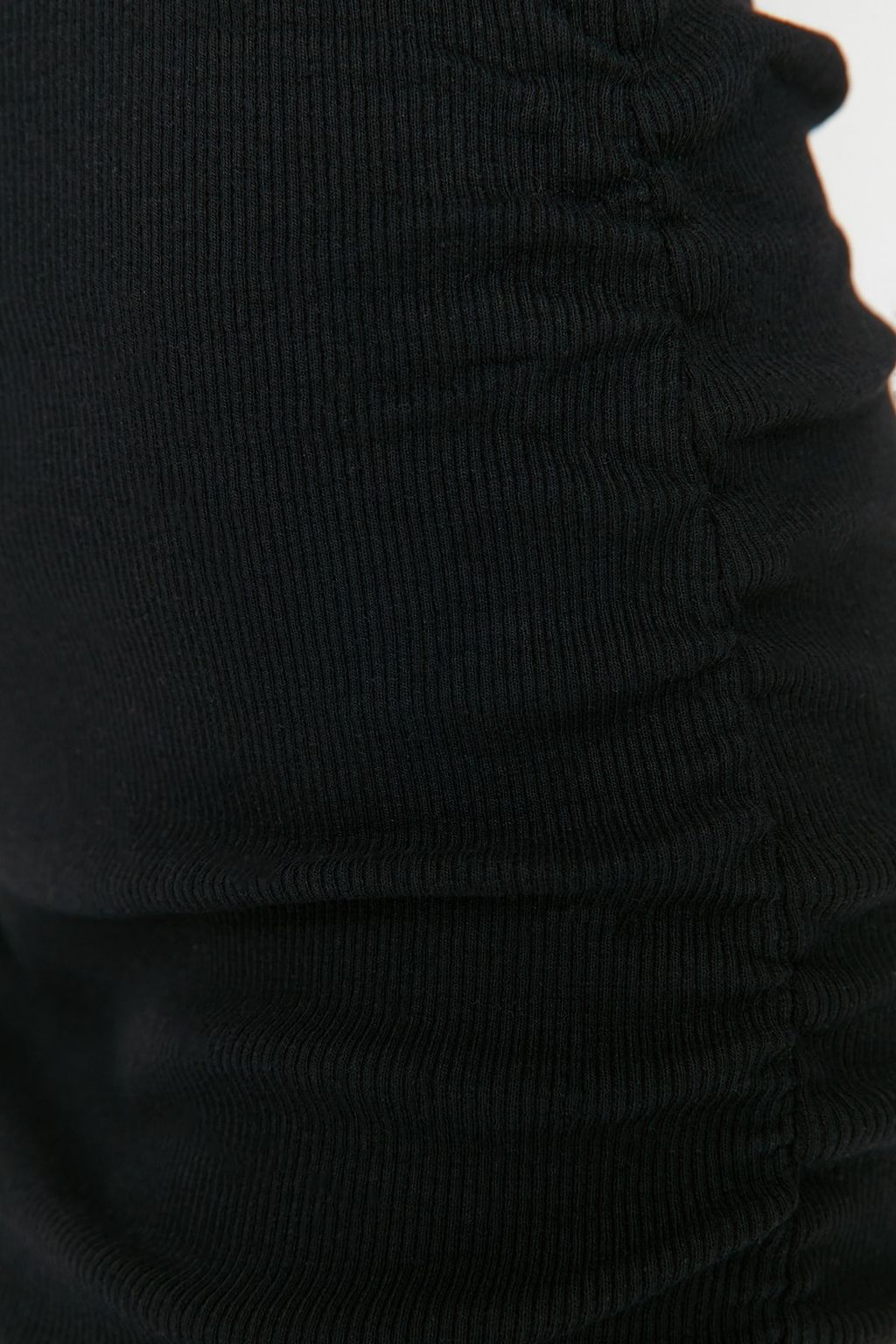 TRENDYOLMILLA Siyah Buzgu Detayl? Vucuda Oturan Mini Kare Yaka Fitilli Esnek Orme Kalem Elbise TWOAW23EL01396