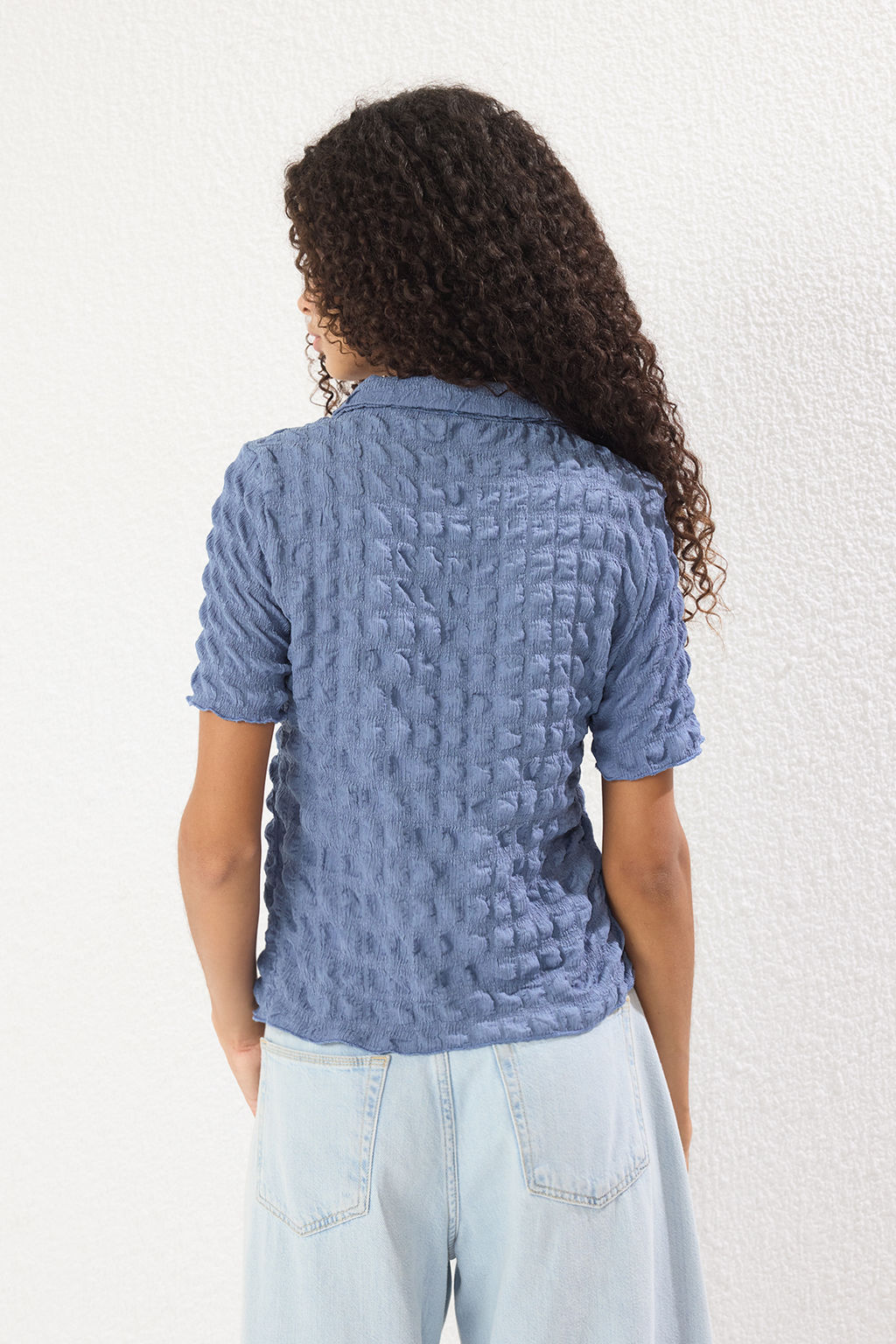 Indigo Dokulu Fitted/Vucuda Oturan K?sa Kollu Esnek Orme Bluz TWOSS24BZ00429