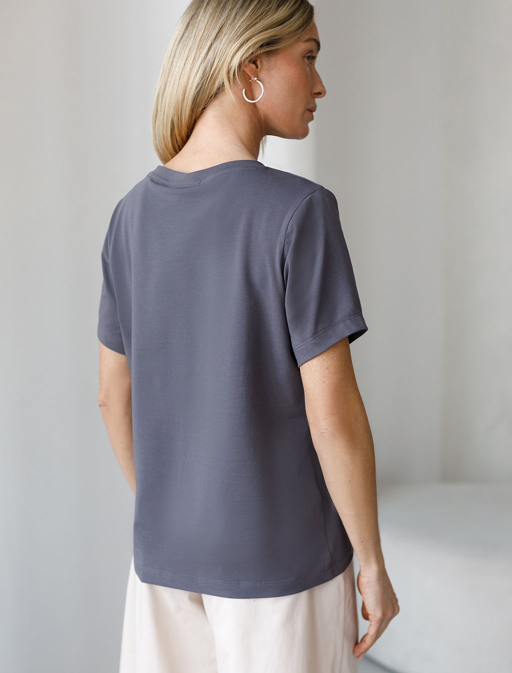 D49.096 Футболка женская т.серый