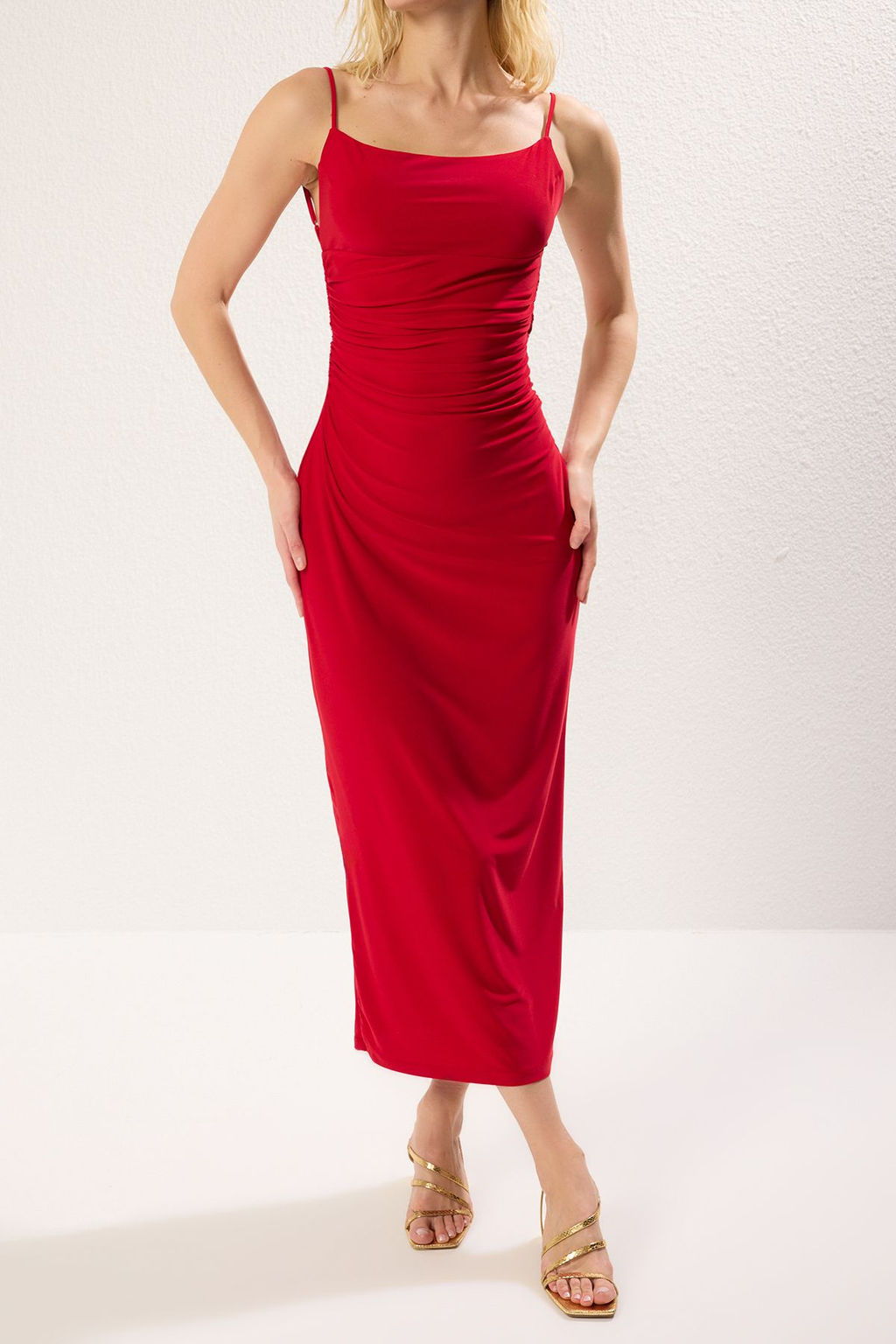 TRENDYOLMILLA K?rm?z? Ask?l? Kare Yaka S?rt Baglama Detayl? Vucuda Oturan Esnek Midi Orme Elbise TWOSS25EL00332  фото 4