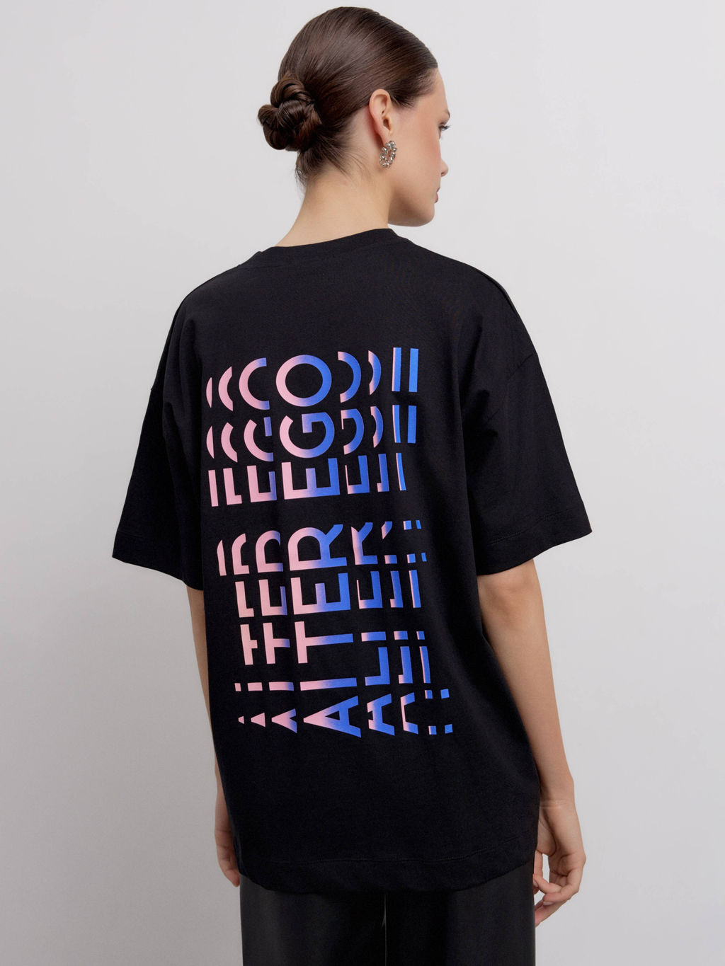 CONTE Удлиненная oversize-футболка из хлопка с рисунком Alter ego LD 2702 black-alter ego