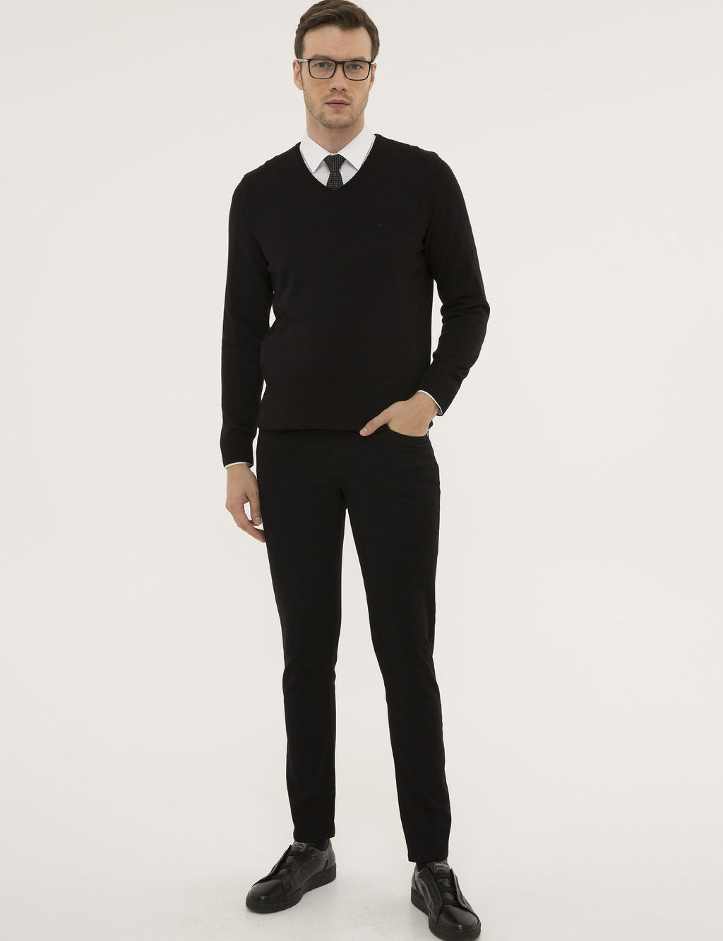 Черный базовый трикотажный свитер приталенного кроя с v-образным вырезом - Cacharel фото 5