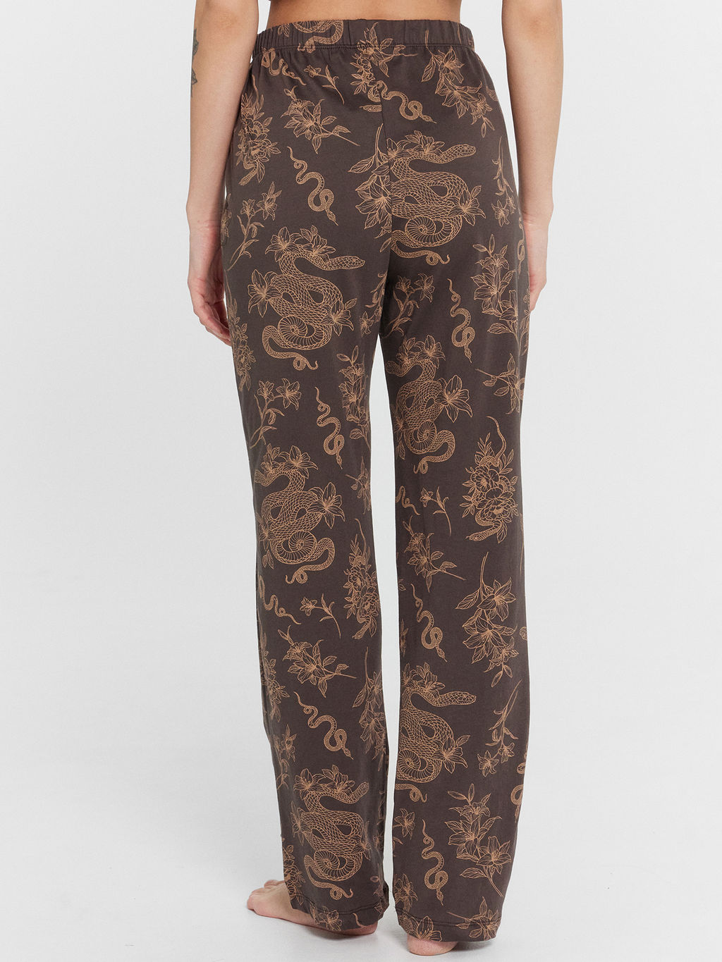 Пижама женская коричневая с принтом Змеи - Mark formelle фото 4