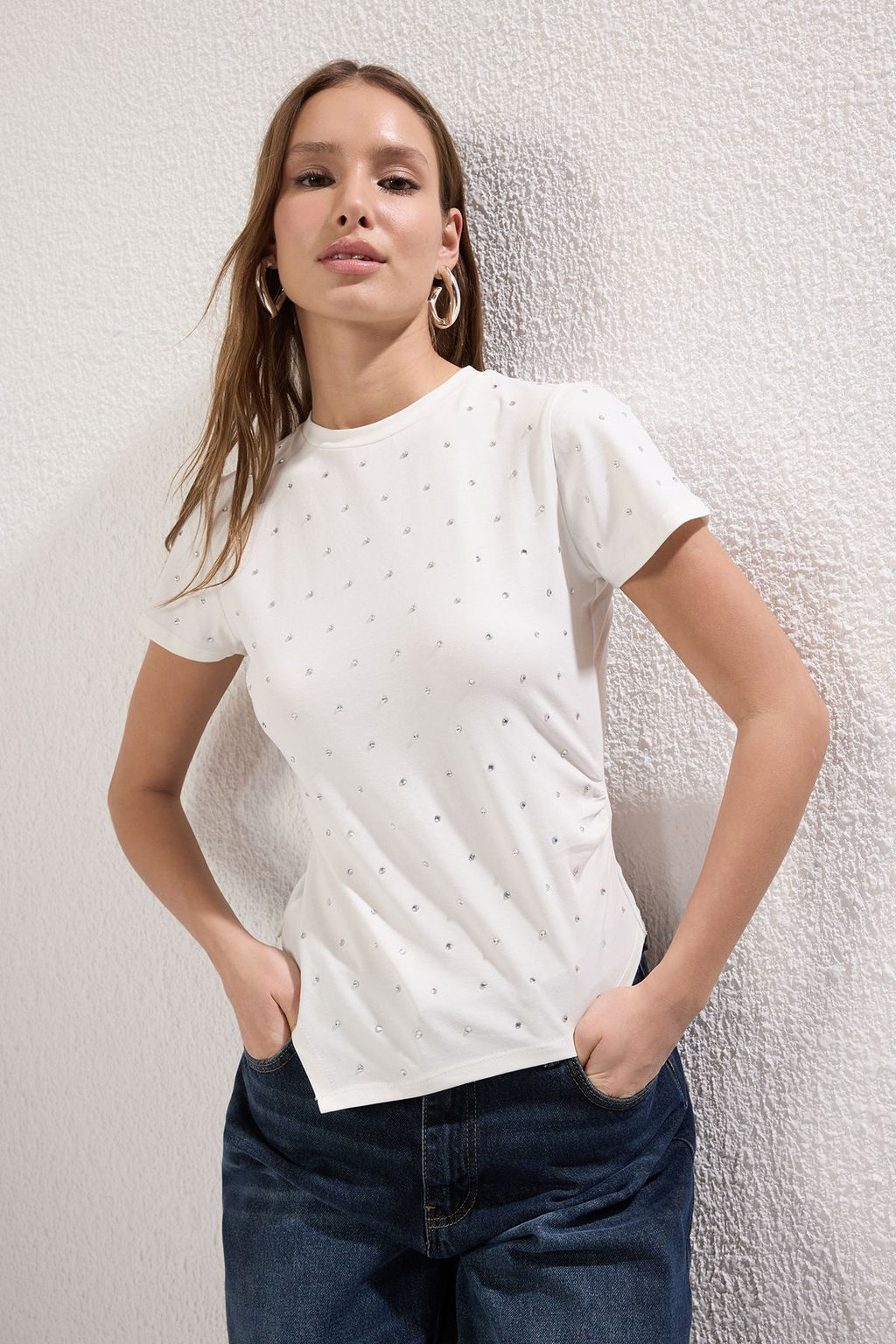 Beyaz Tasl? Asimetrik Fitted/Vucuda Oturan Orme T-shirt TWOSS25BZ00277