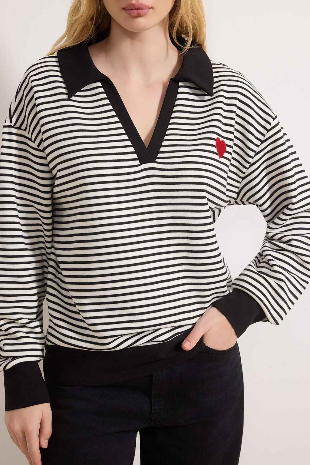 Siyah Cizgili Kalp Nak?sl? Oversize/Genis Kal?p Orme Sweatshirt TWOAW26SW00003 - Trendyolmilla фото 7